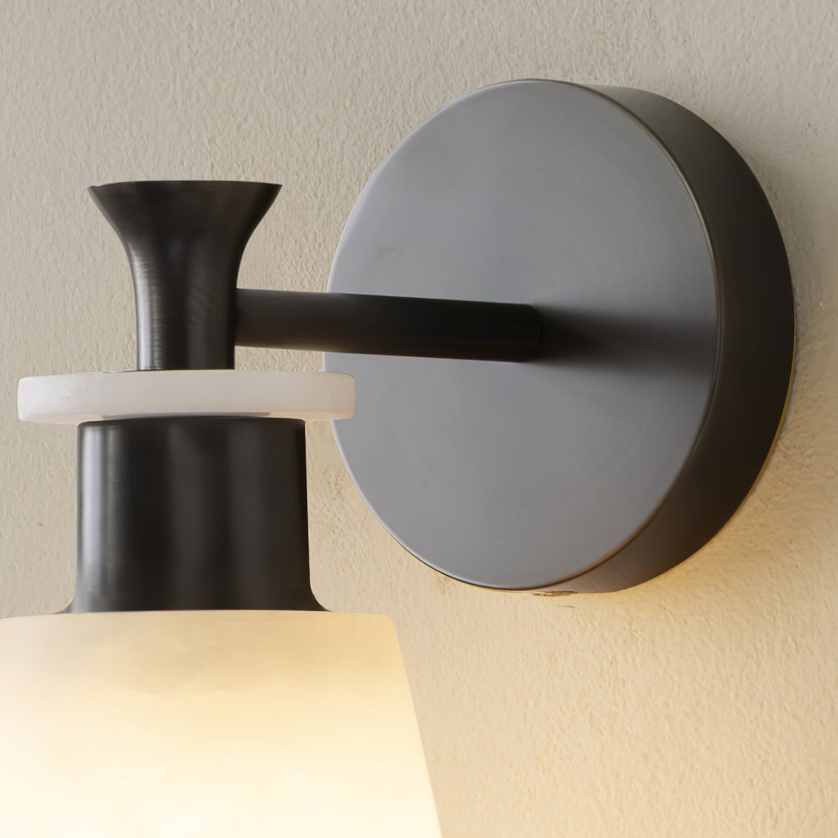 Avsmalnande vägglampa i alabaster