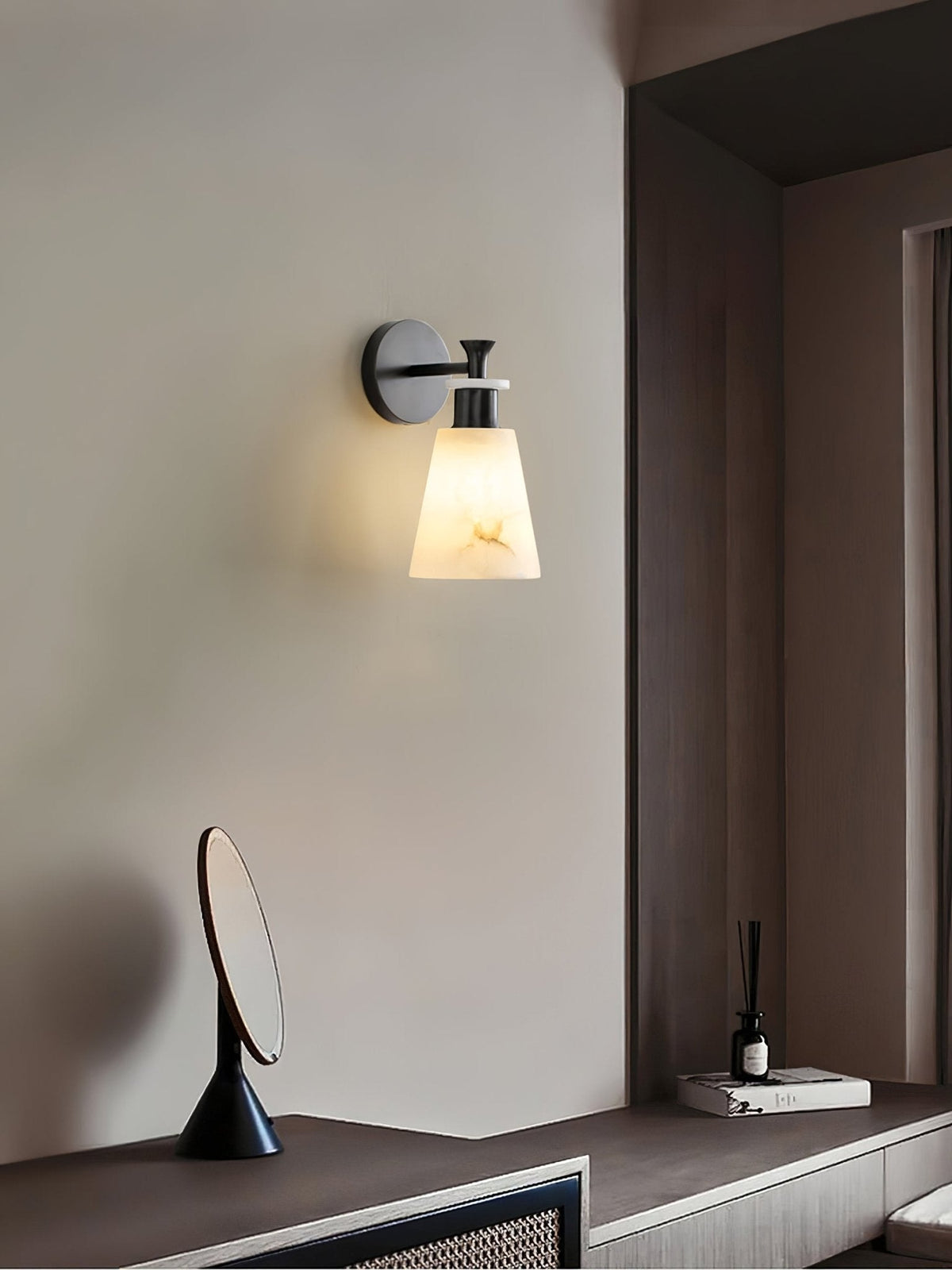Avsmalnande vägglampa i alabaster