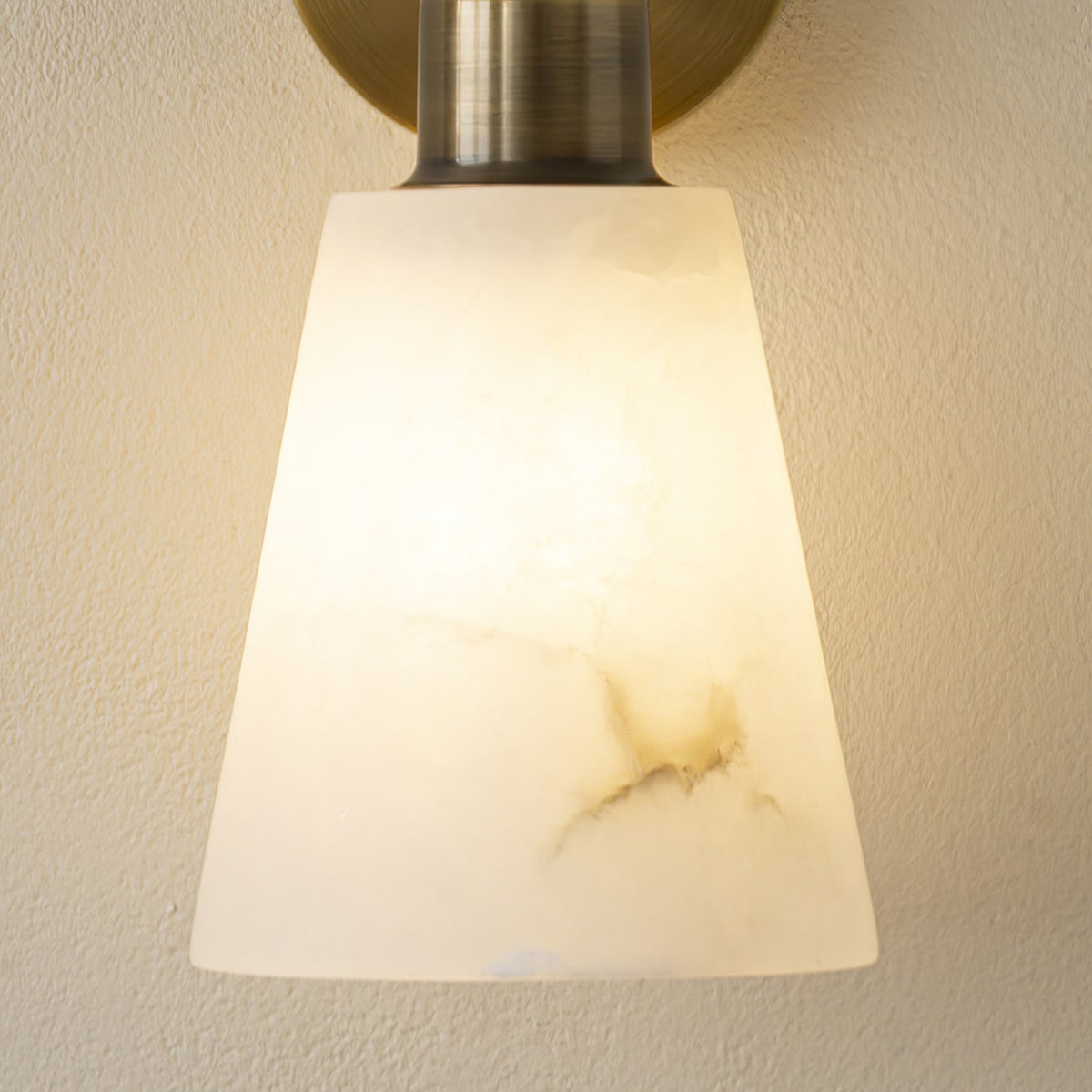 Avsmalnande vägglampa i alabaster