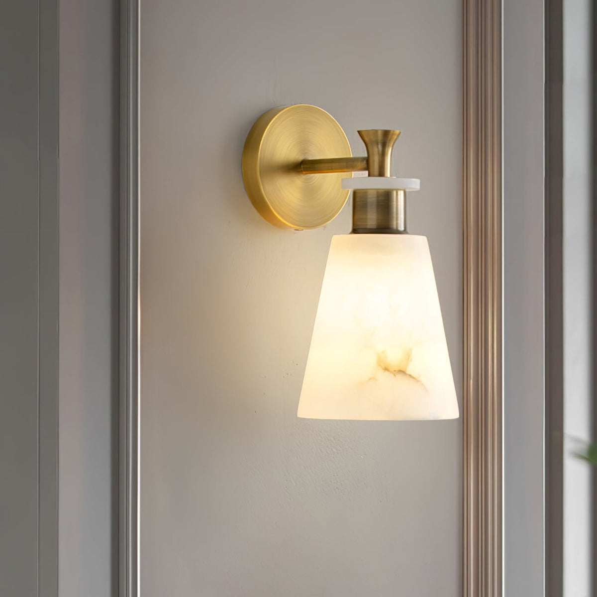 Avsmalnande vägglampa i alabaster