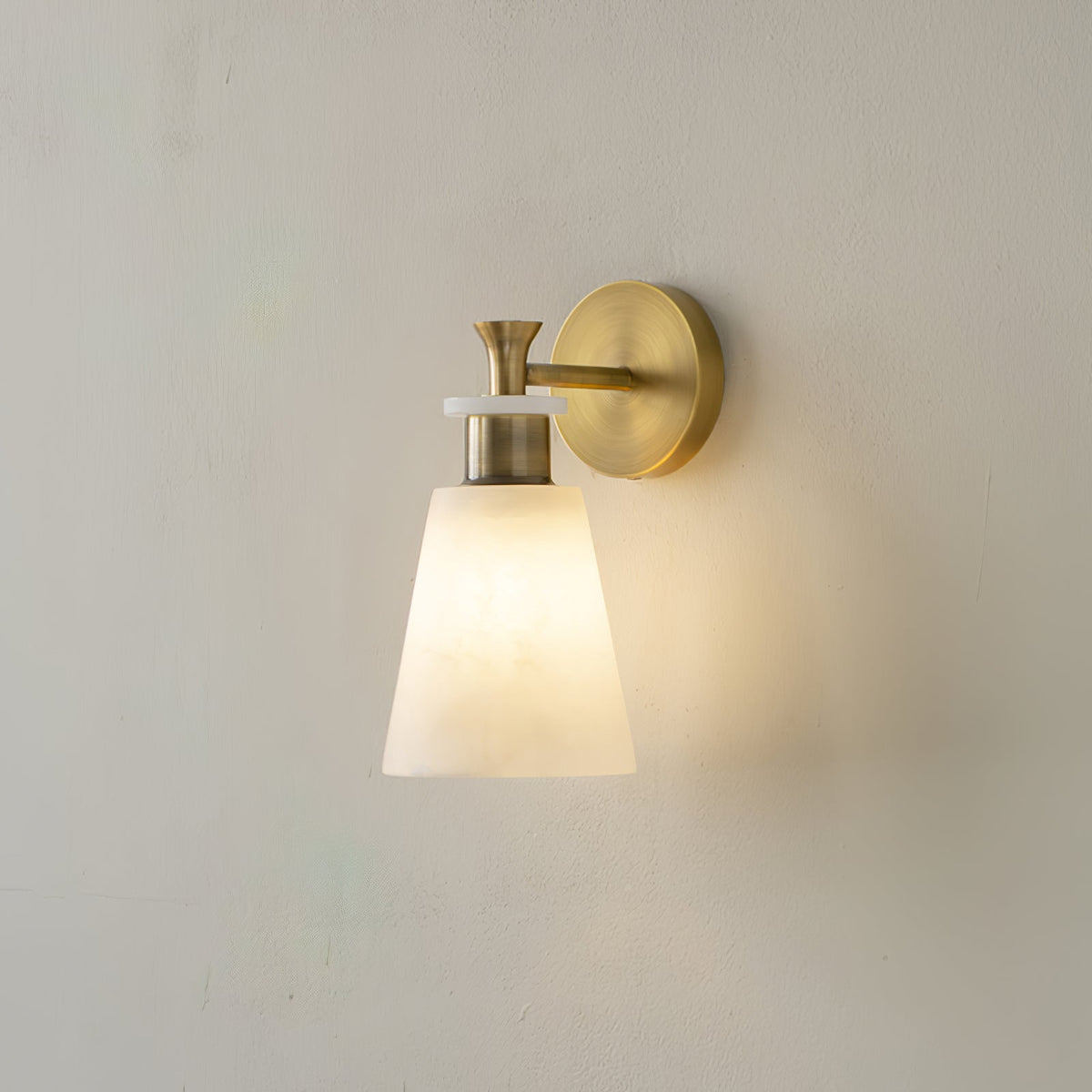 Avsmalnande vägglampa i alabaster