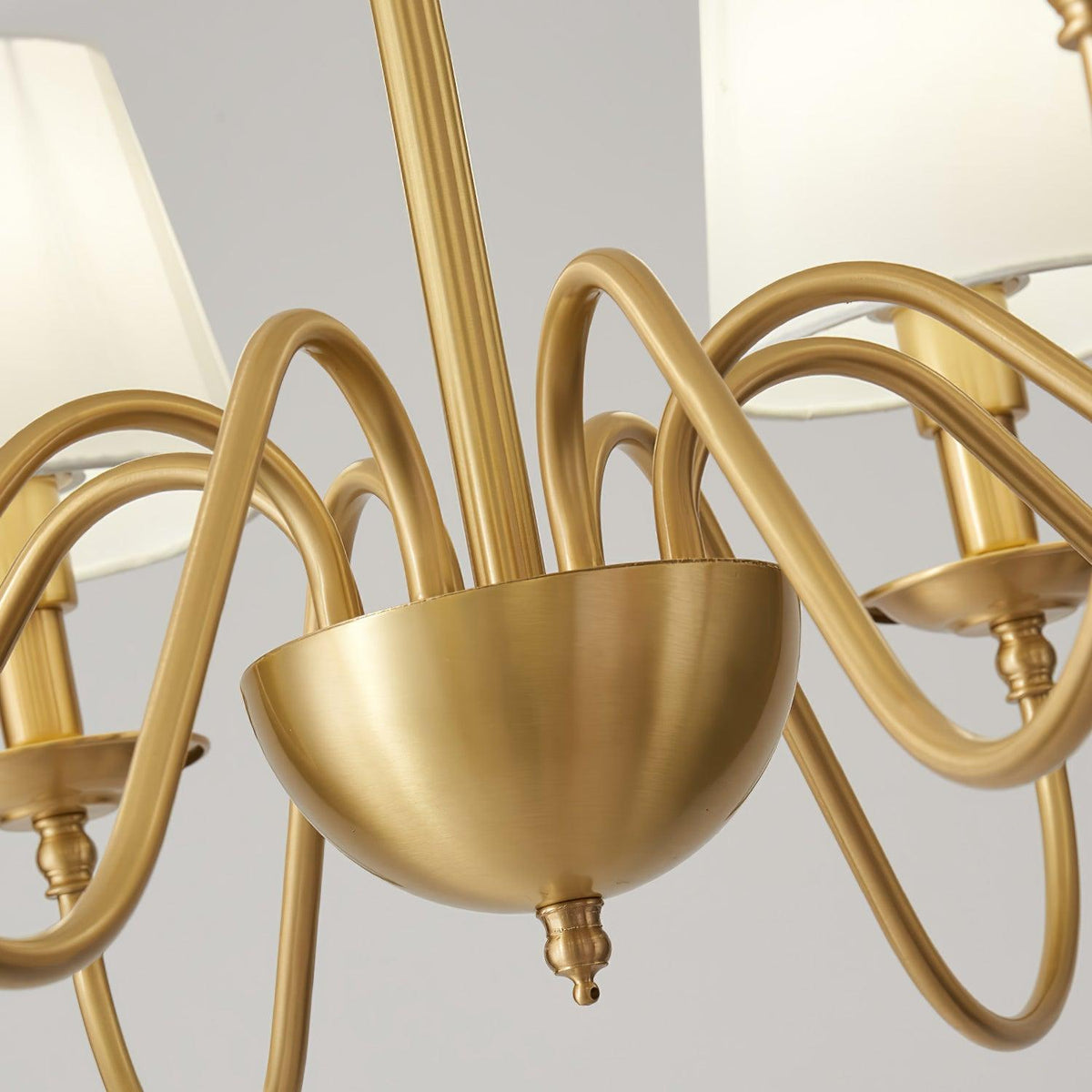 Candeeiro de lustre clássico Auruora em latão com cúpula de tecido