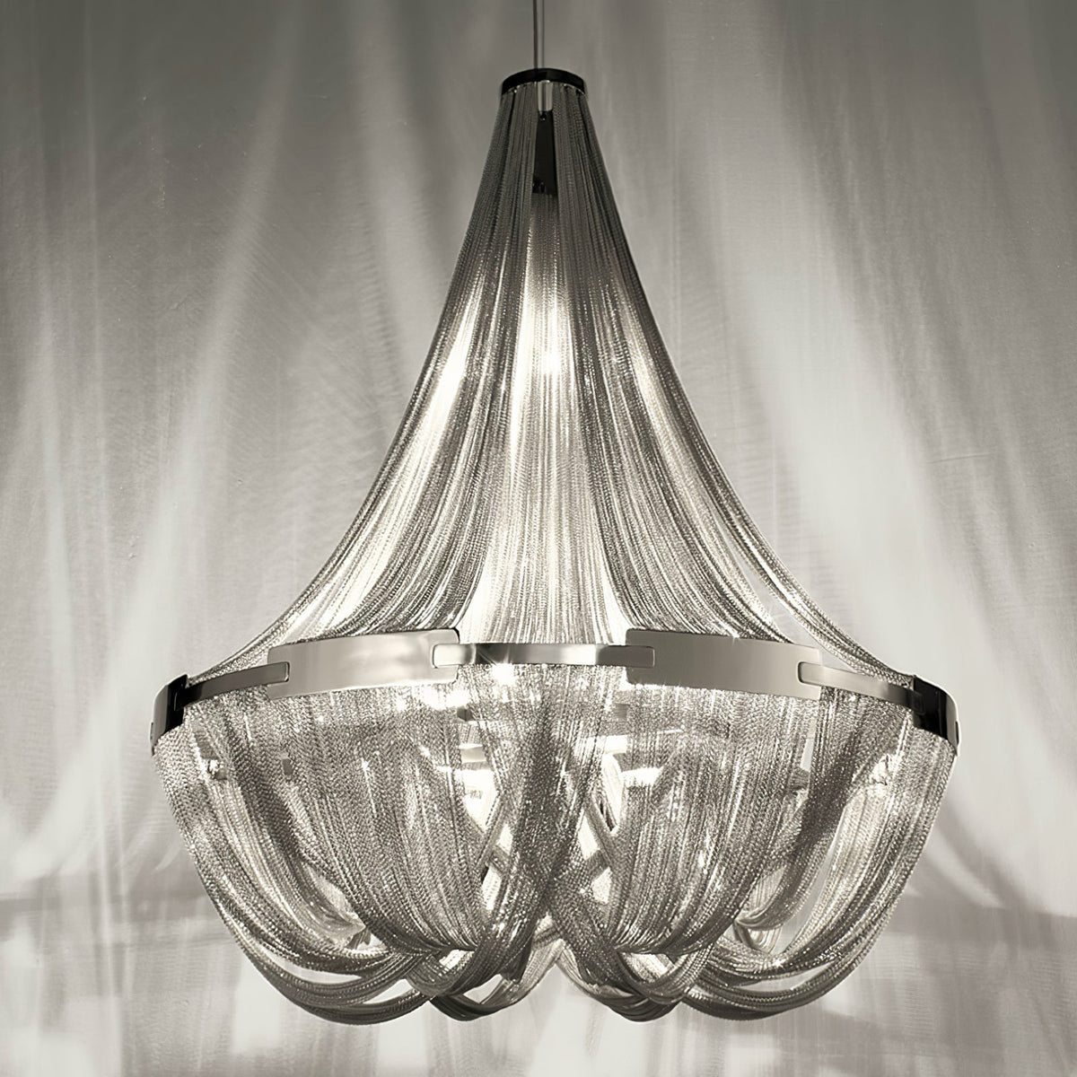Candelabro com borlas e corrente de alumínio Zylen
