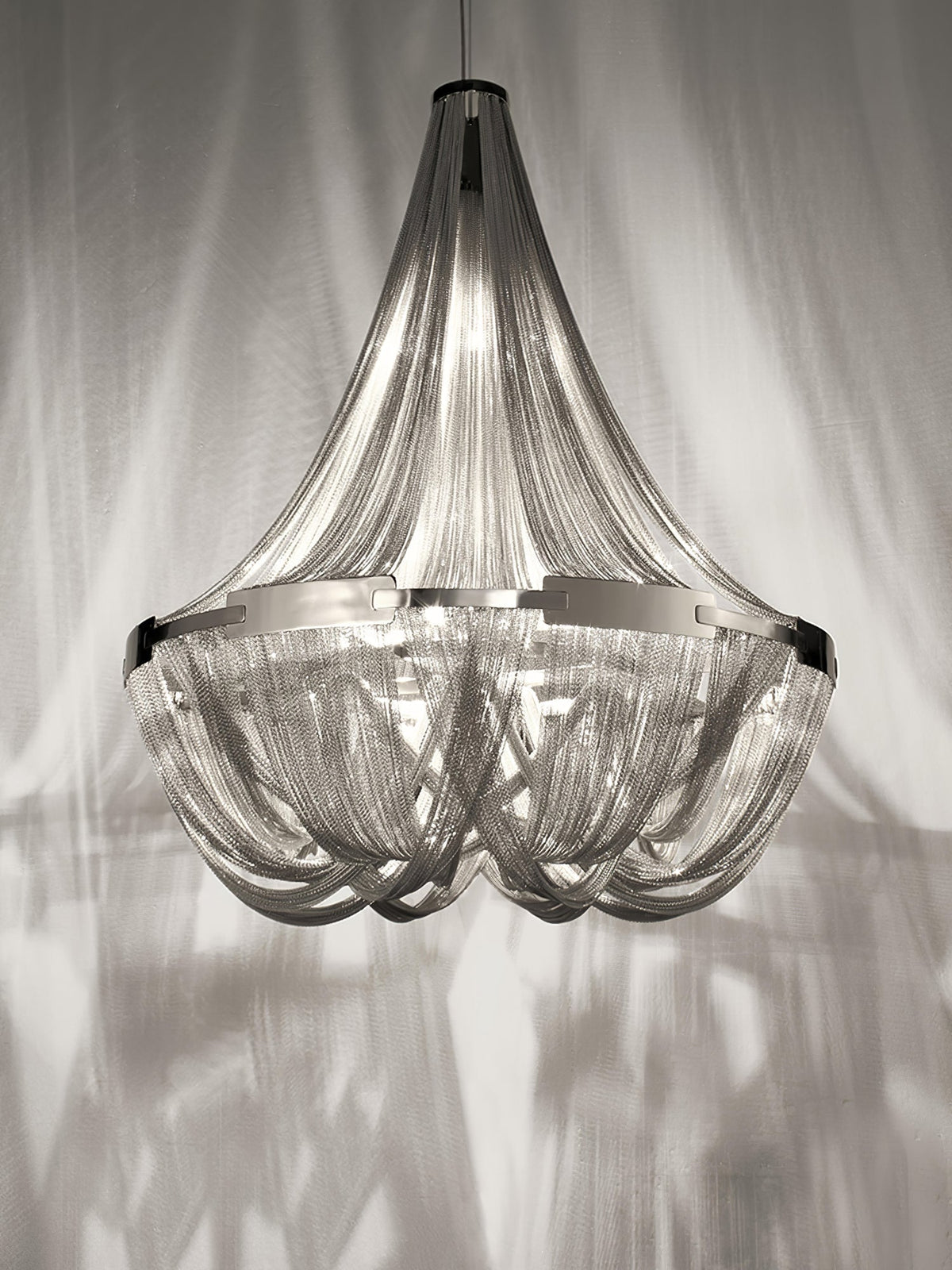 Candelabro com borlas e corrente de alumínio Zylen