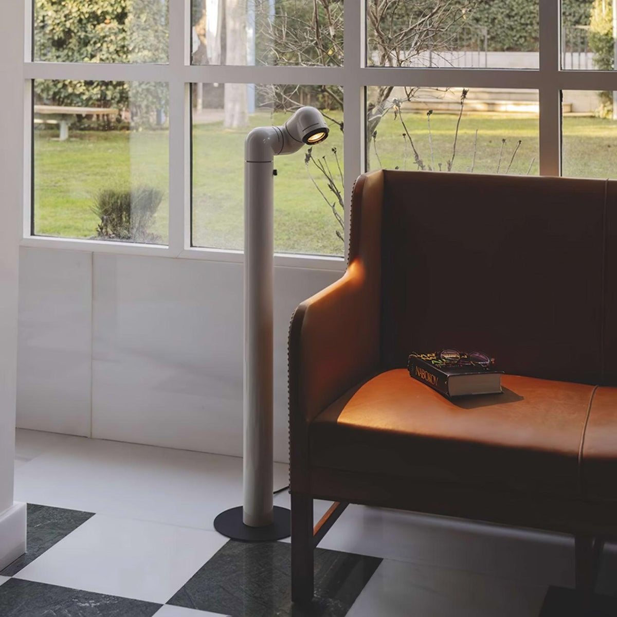 Nyor-gulvlampe i aluminium