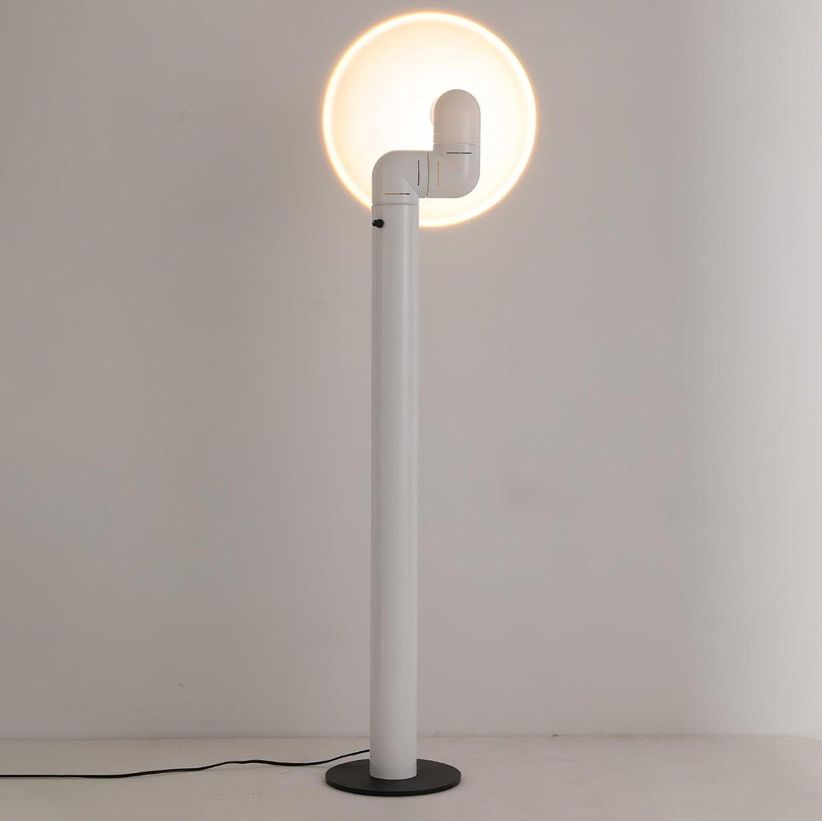 Nyor-gulvlampe i aluminium