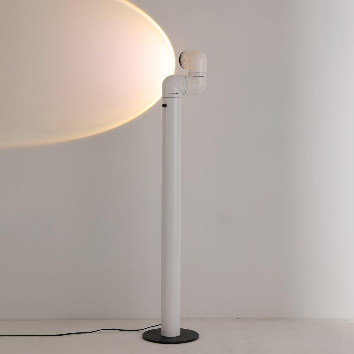 Nyor-gulvlampe i aluminium