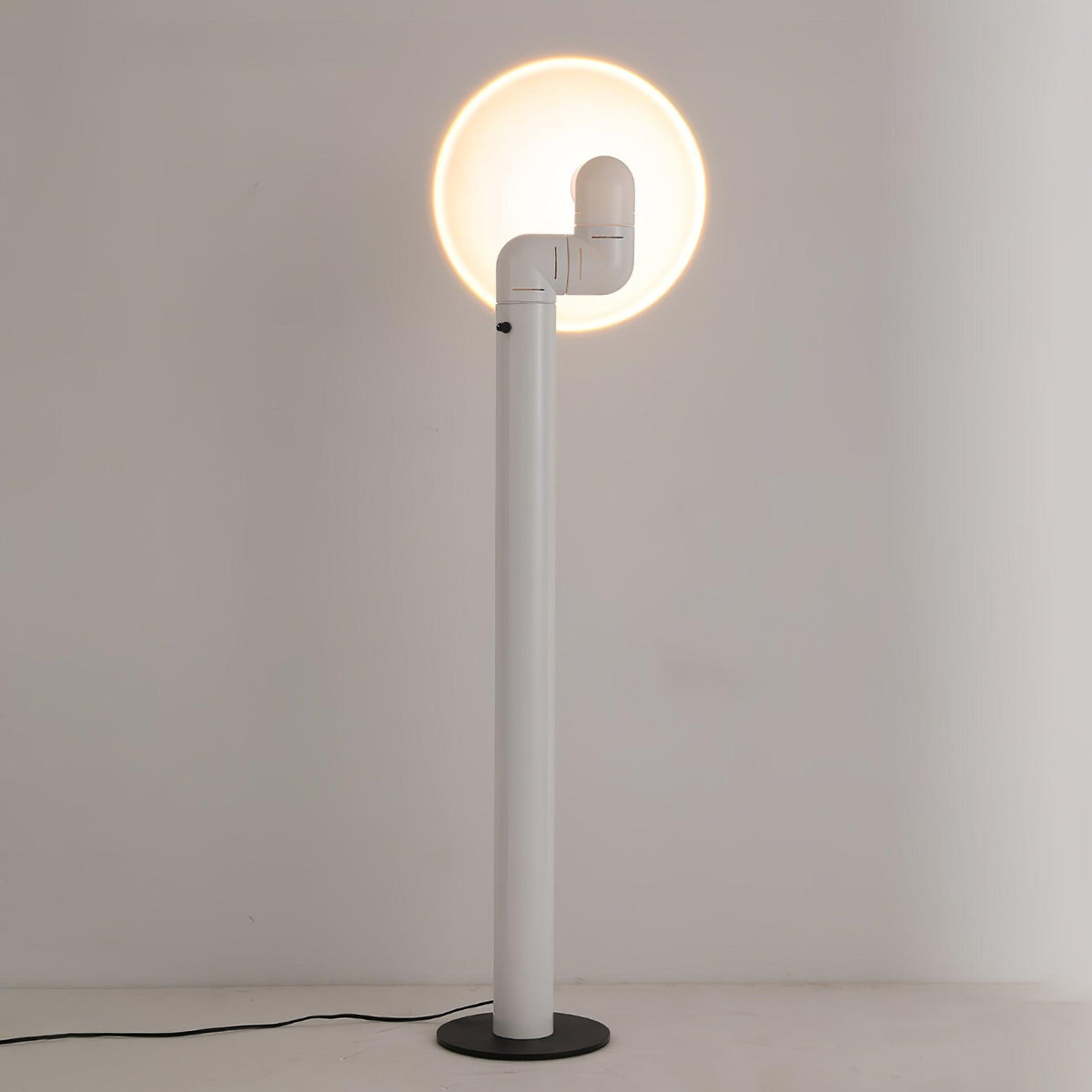 Nyor-gulvlampe i aluminium