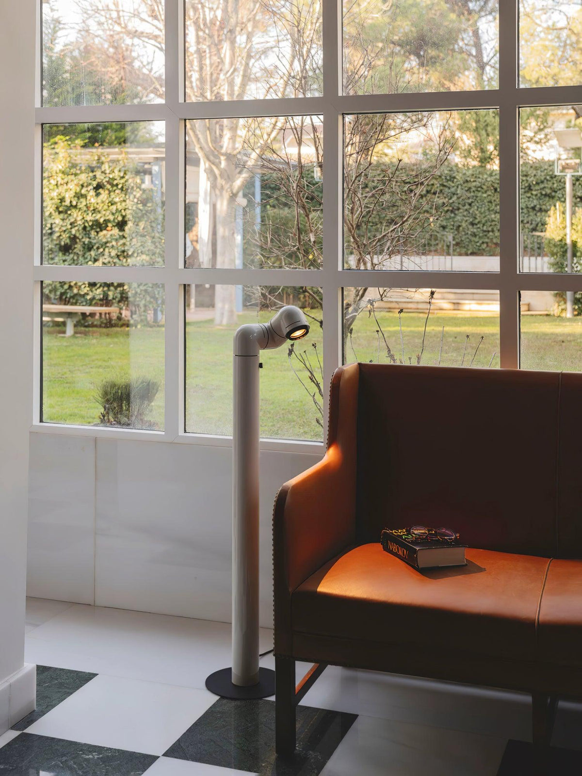 Nyor-gulvlampe i aluminium