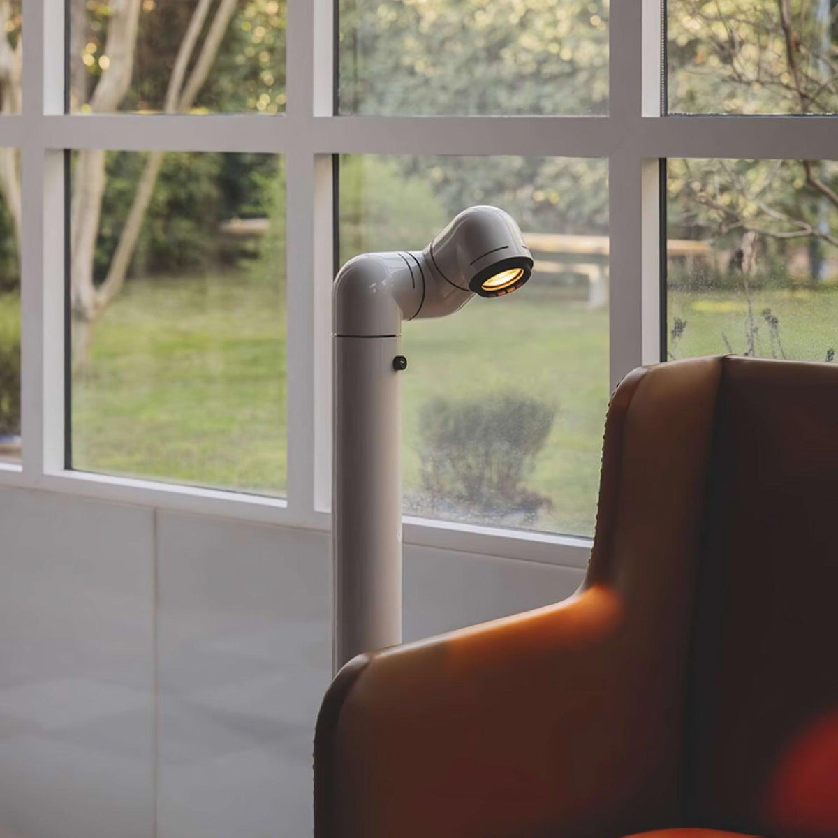 Nyor-gulvlampe i aluminium