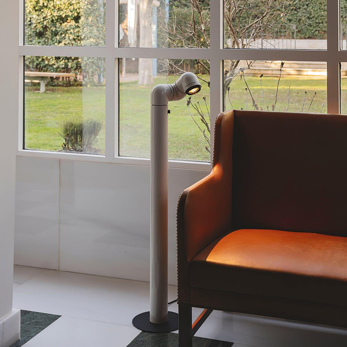 Nyor-gulvlampe i aluminium