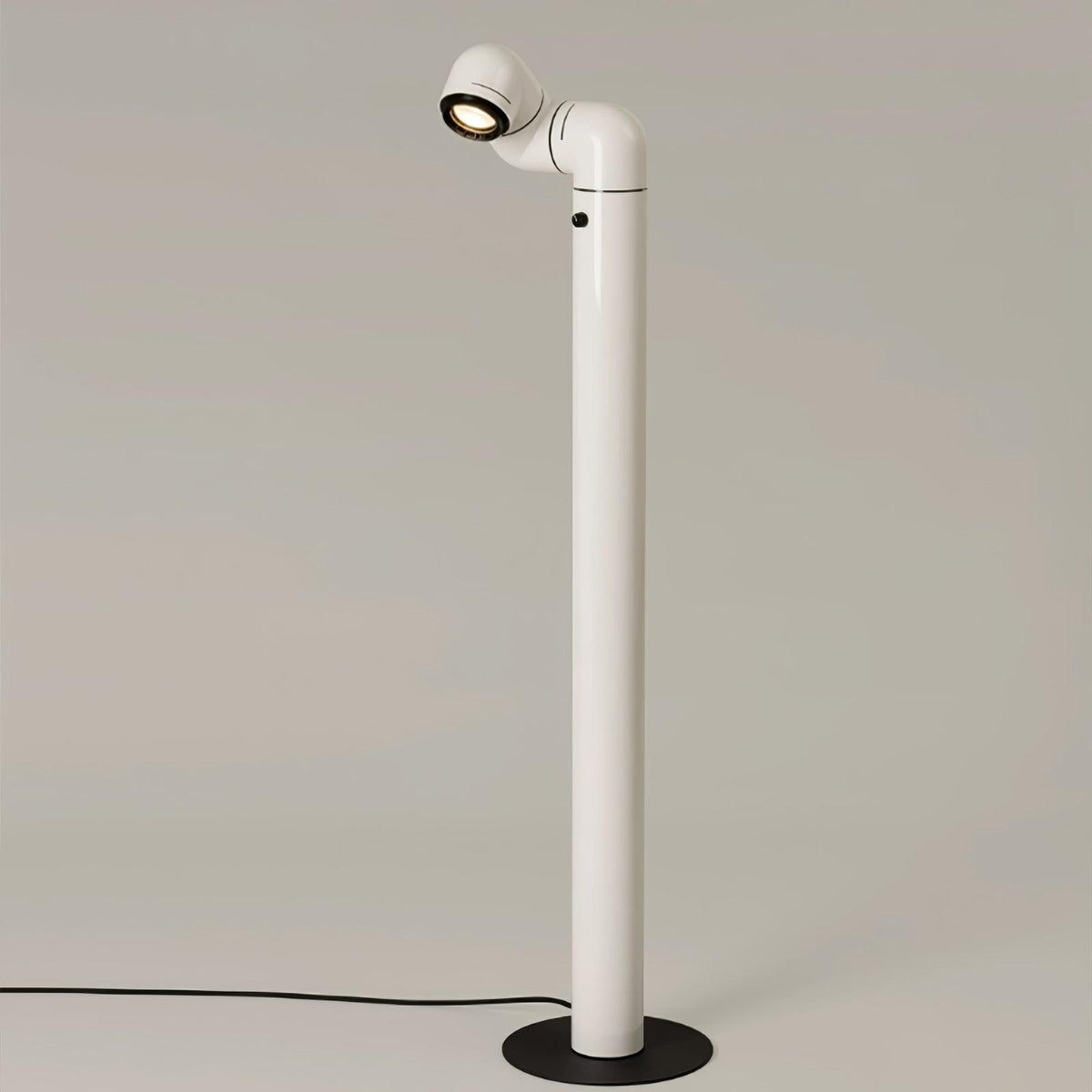 Nyor-gulvlampe i aluminium