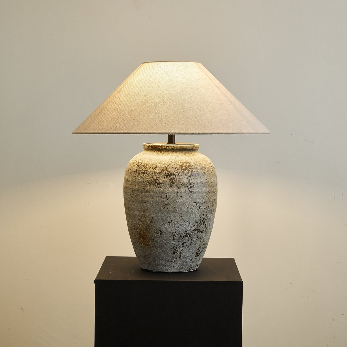 Terra bordlampe i keramik og stof