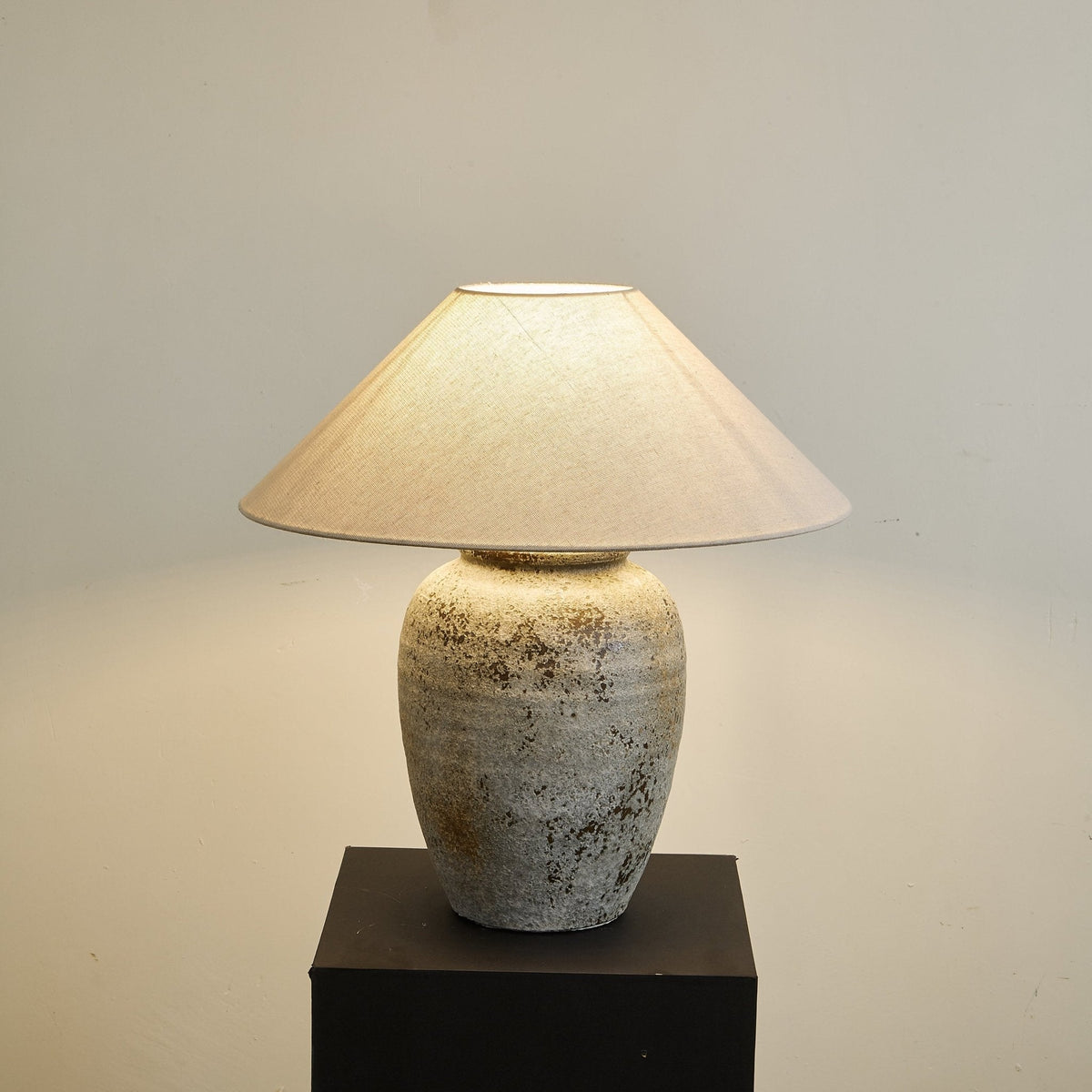 Terra bordlampe i keramik og stof