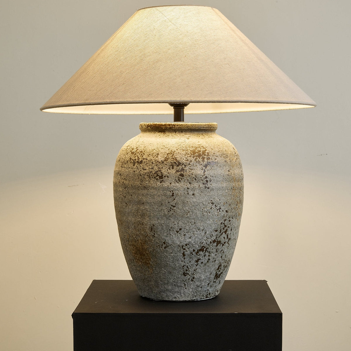 Terra bordlampe i keramik og stof