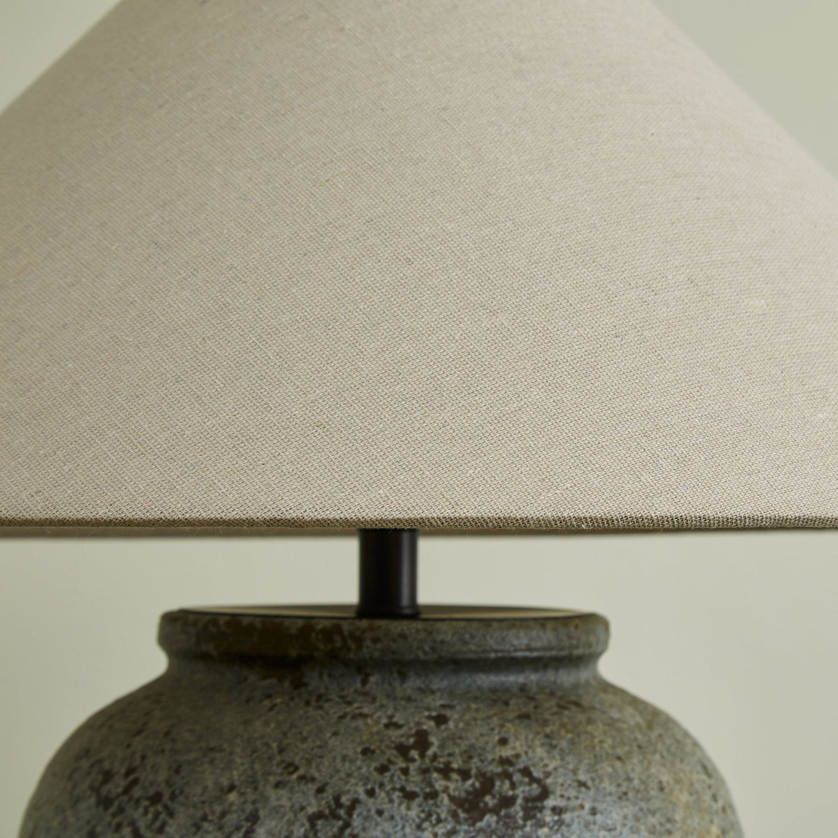 Terra bordlampe i keramik og stof