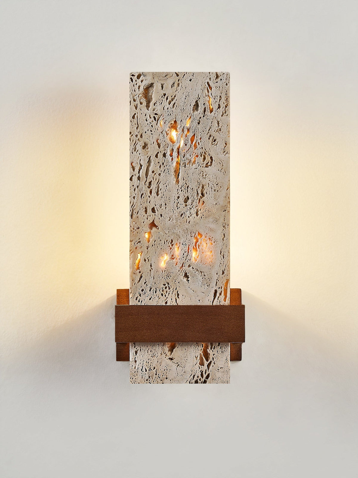 Brann Terra vägglampa i travertin