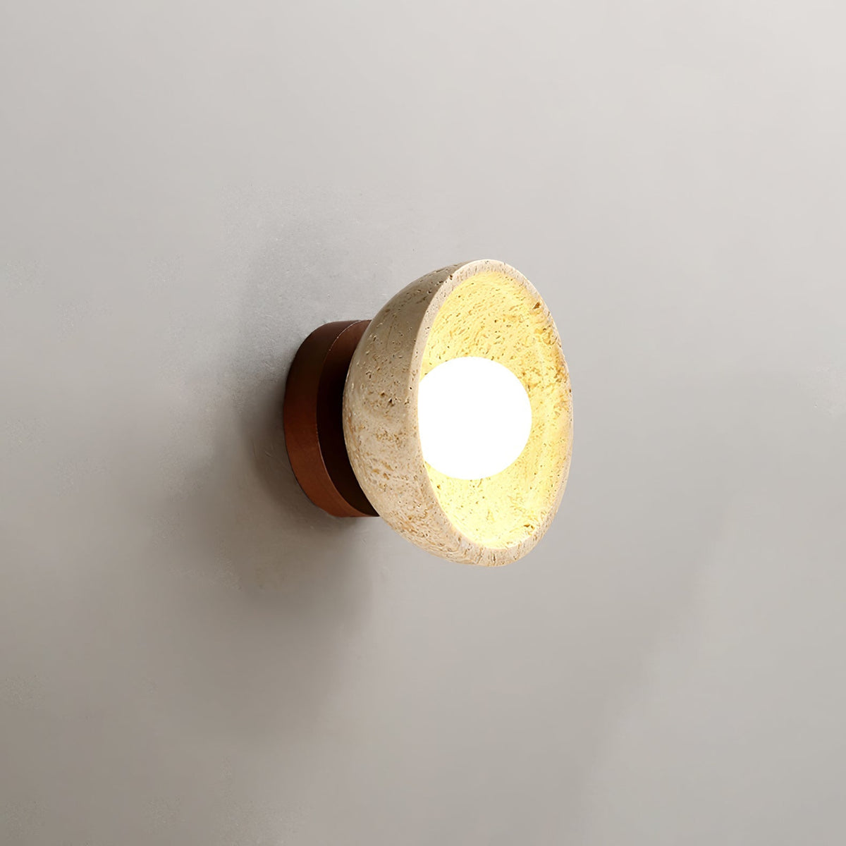 Candeeiro de parede Nalen em travertino com meia cúpula