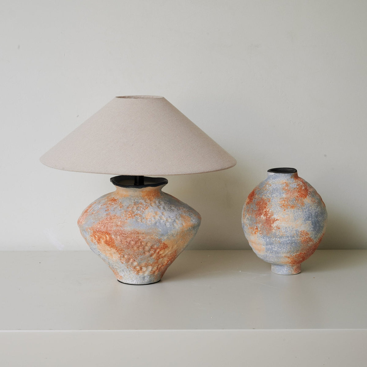 Connor modern bordslampa i keramik