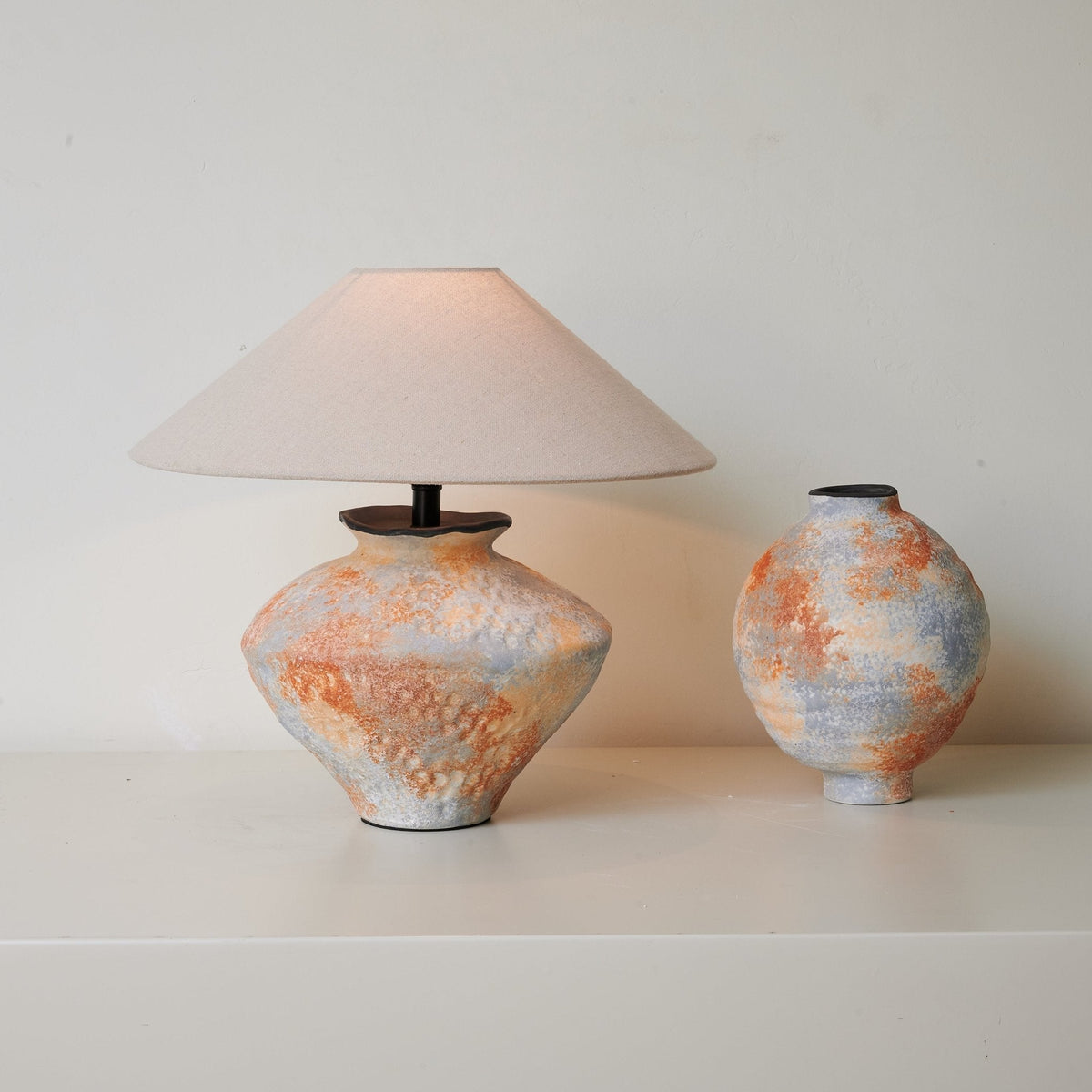 Connor modern bordslampa i keramik