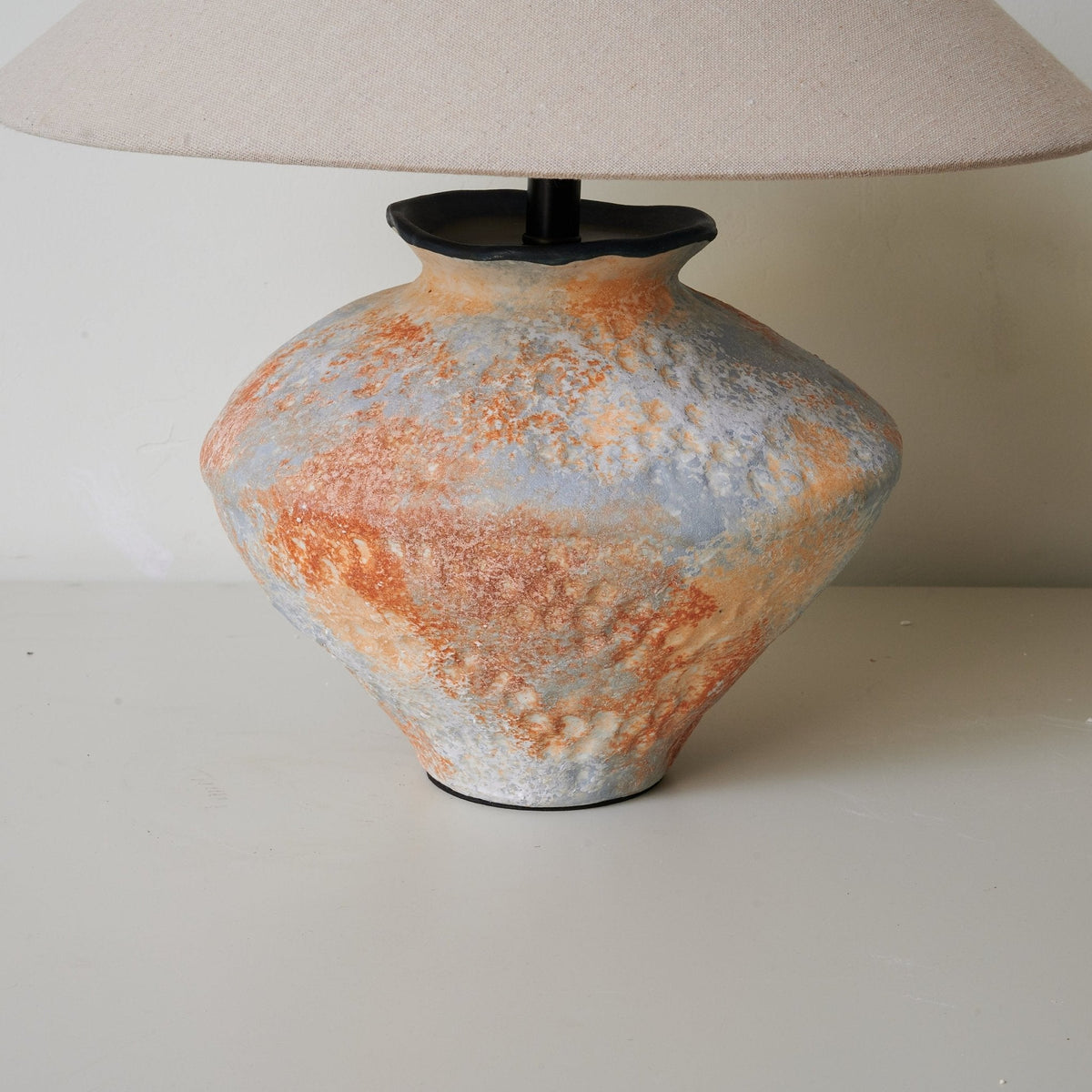 Connor modern bordslampa i keramik