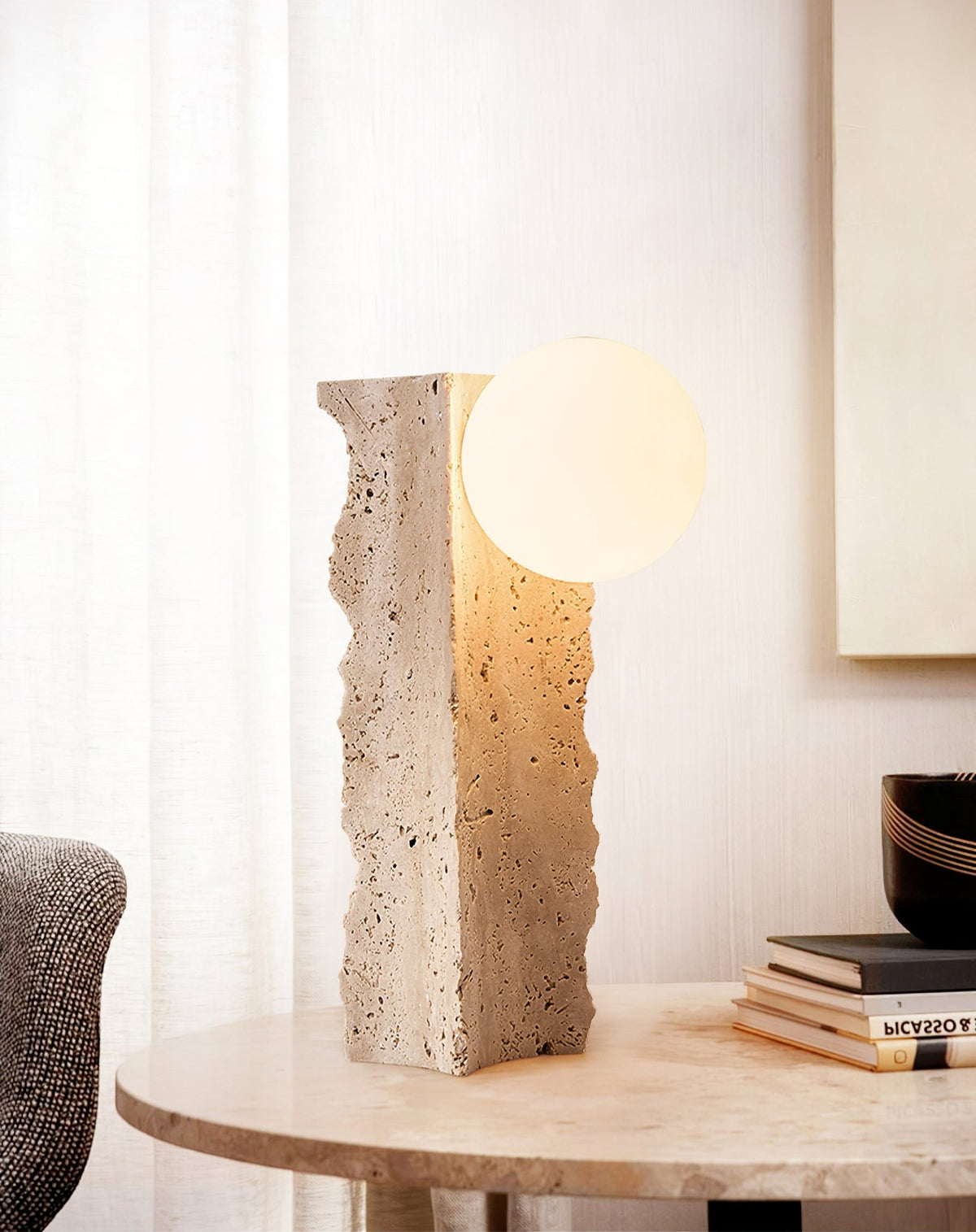 Vyrnora avsmalnande bordslampa i travertin