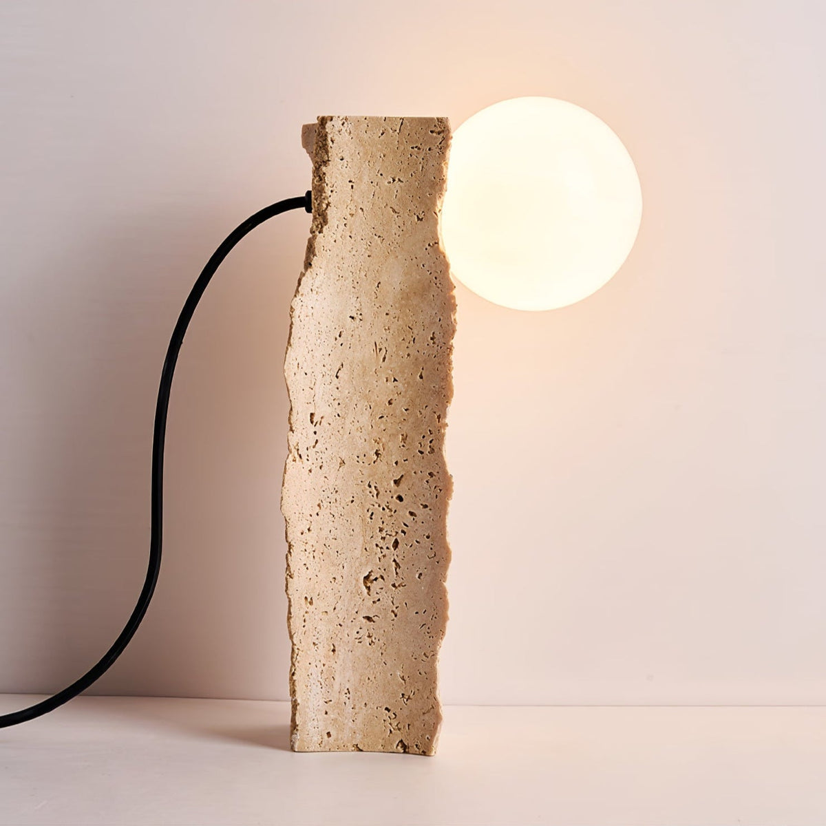 Vyrnora avsmalnande bordslampa i travertin
