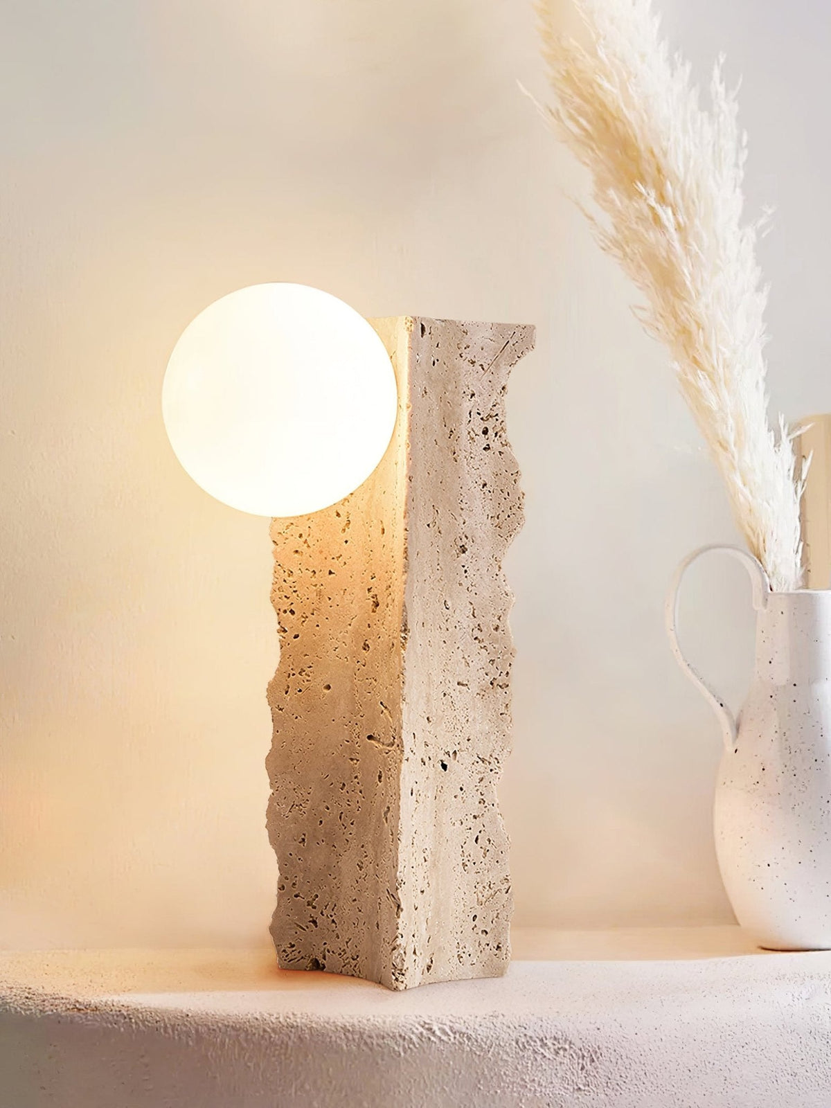 Vyrnora avsmalnande bordslampa i travertin