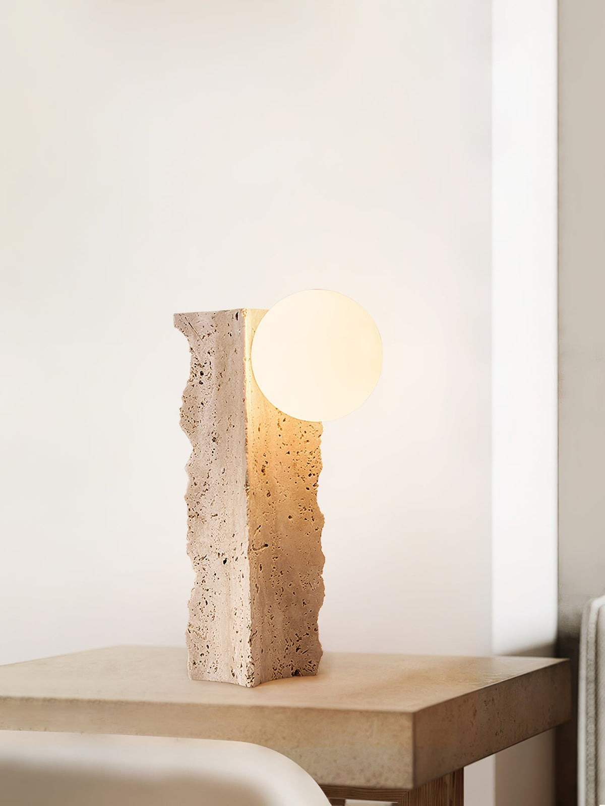 Vyrnora avsmalnande bordslampa i travertin