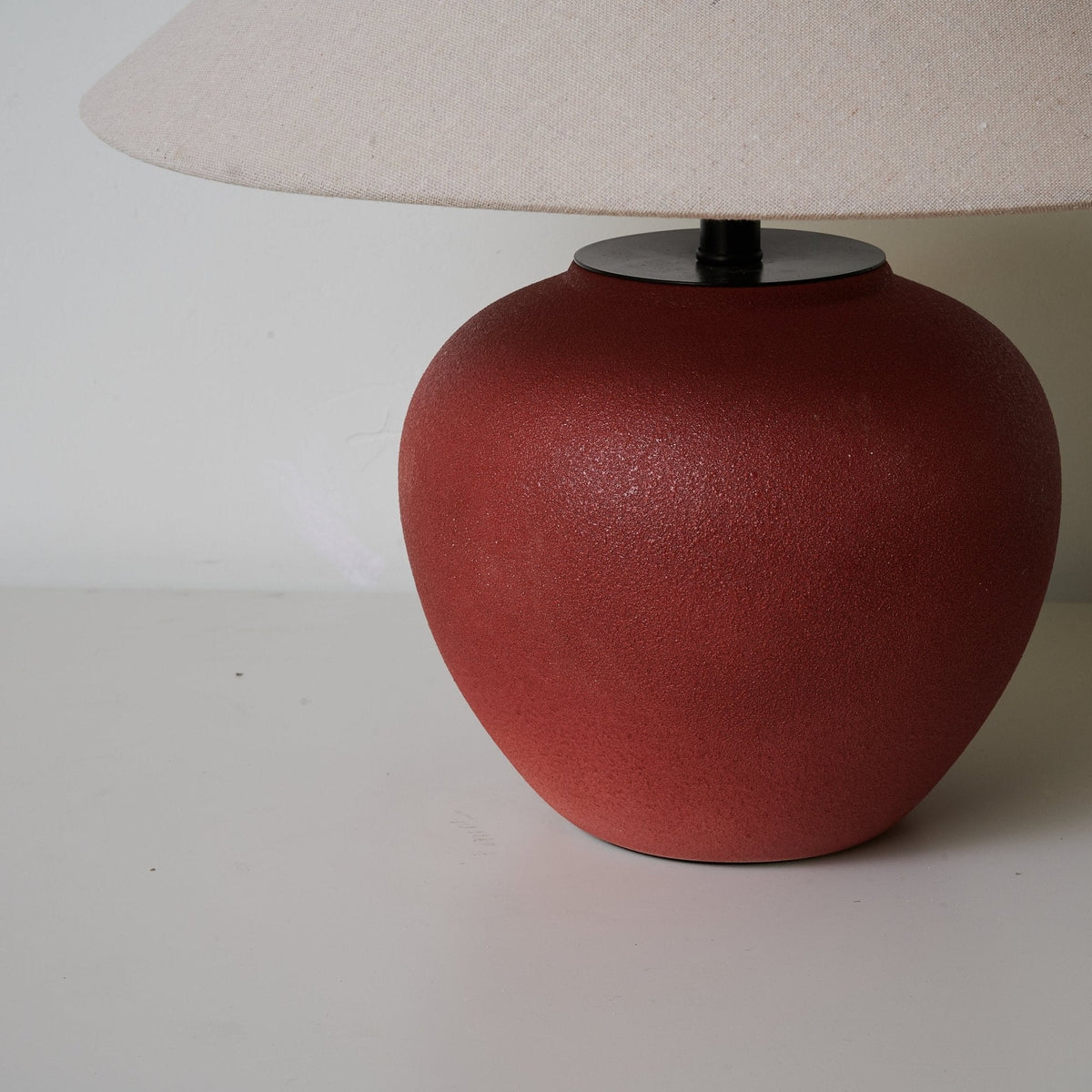 Kiara minimalískur keramikborðlampi