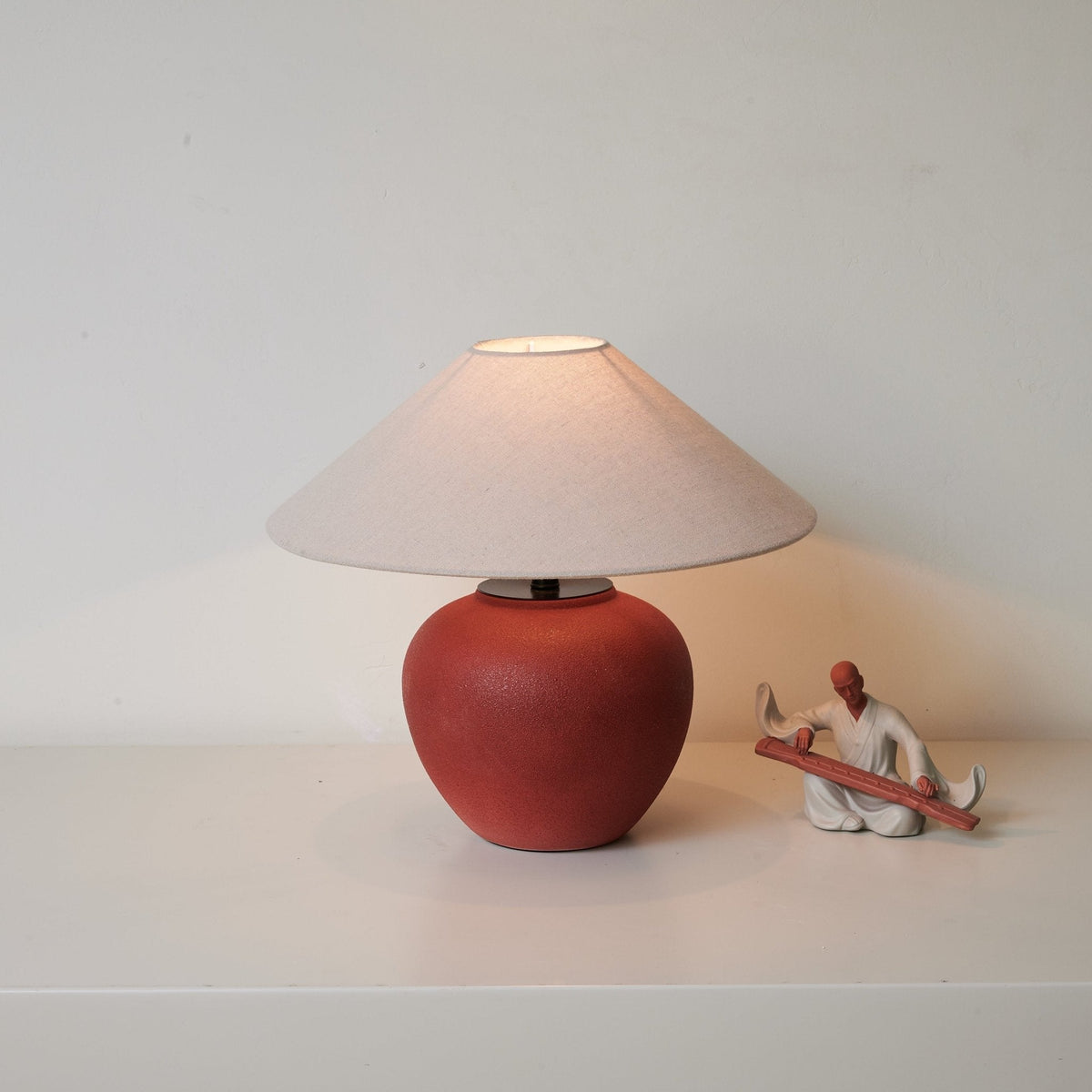 Kiara minimalískur keramikborðlampi