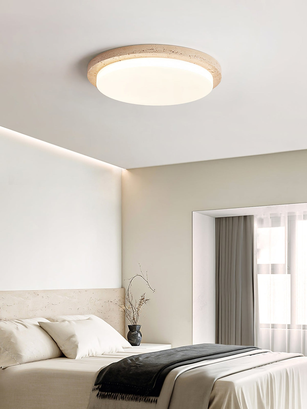 Tavisella loftslampe i travertin med glat kant