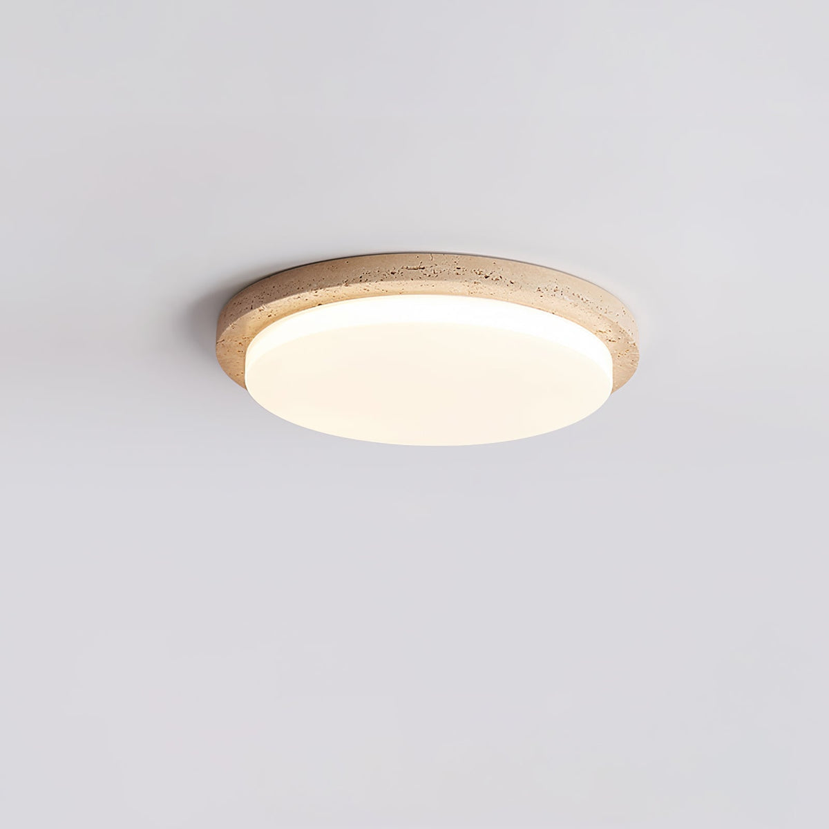 Tavisella loftslampe i travertin med glat kant
