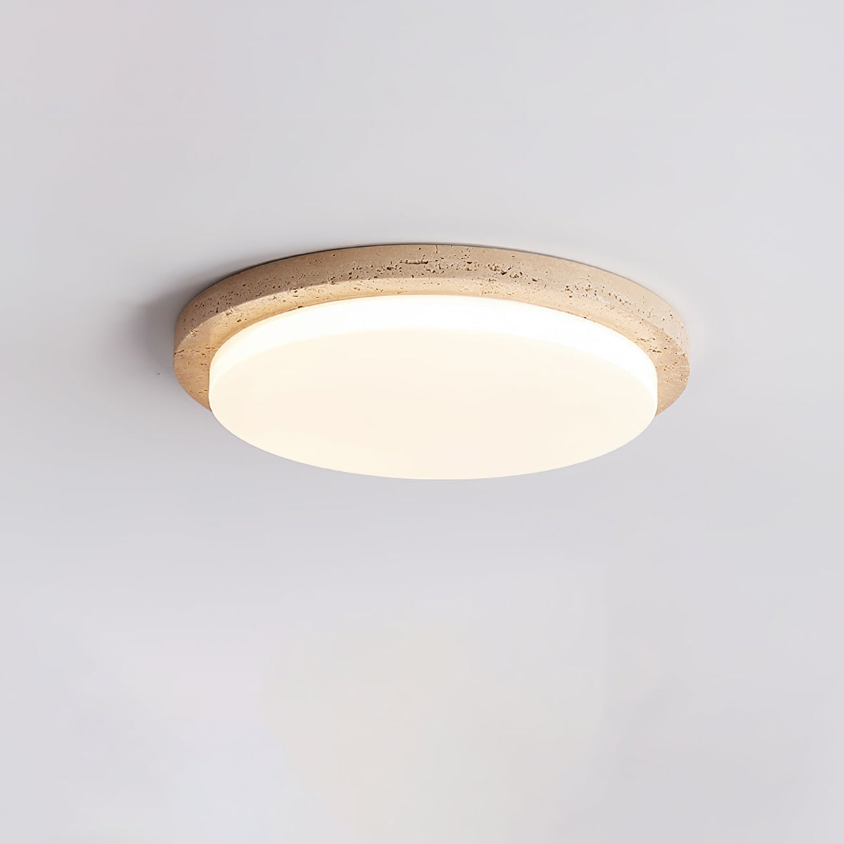 Tavisella loftslampe i travertin med glat kant