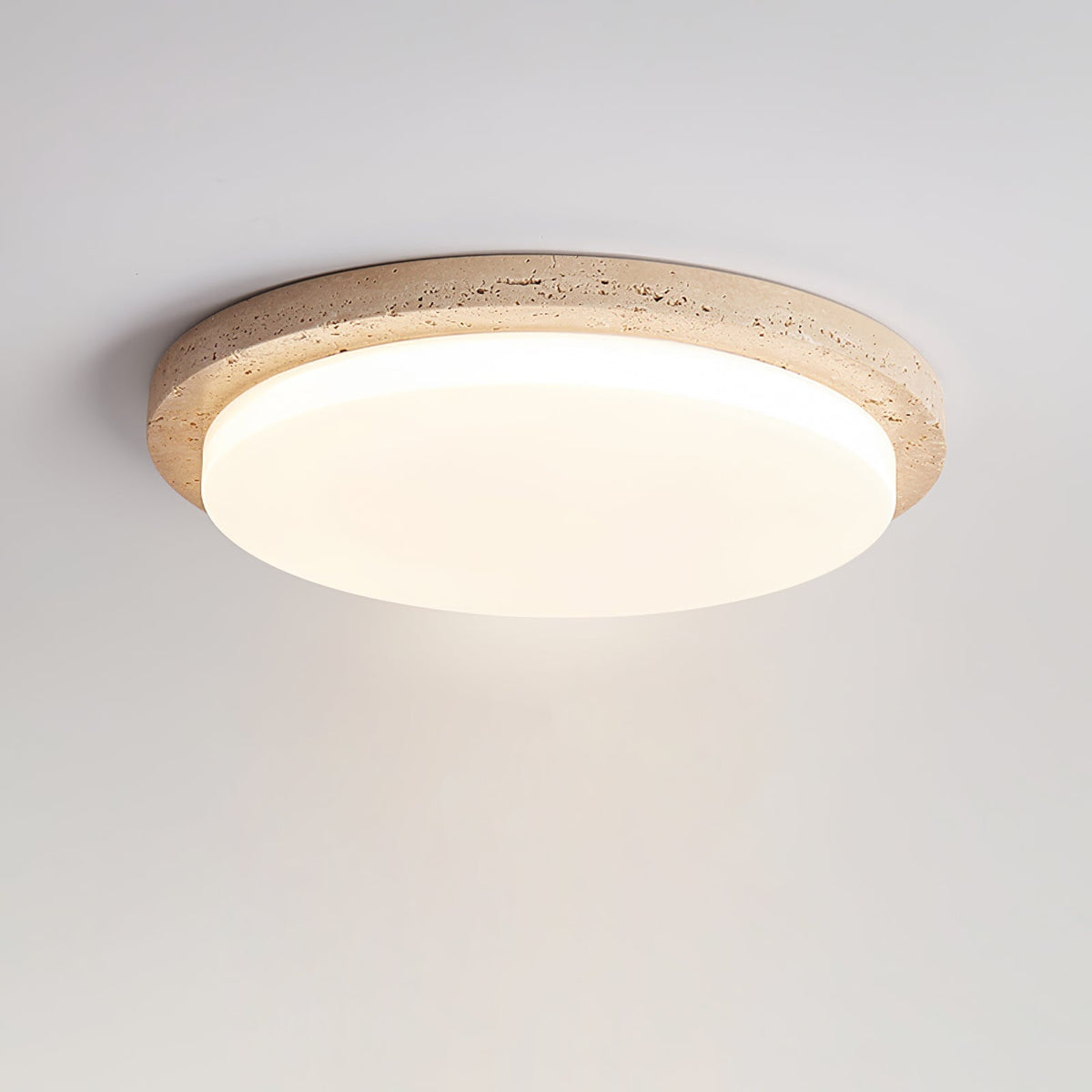 Tavisella loftslampe i travertin med glat kant