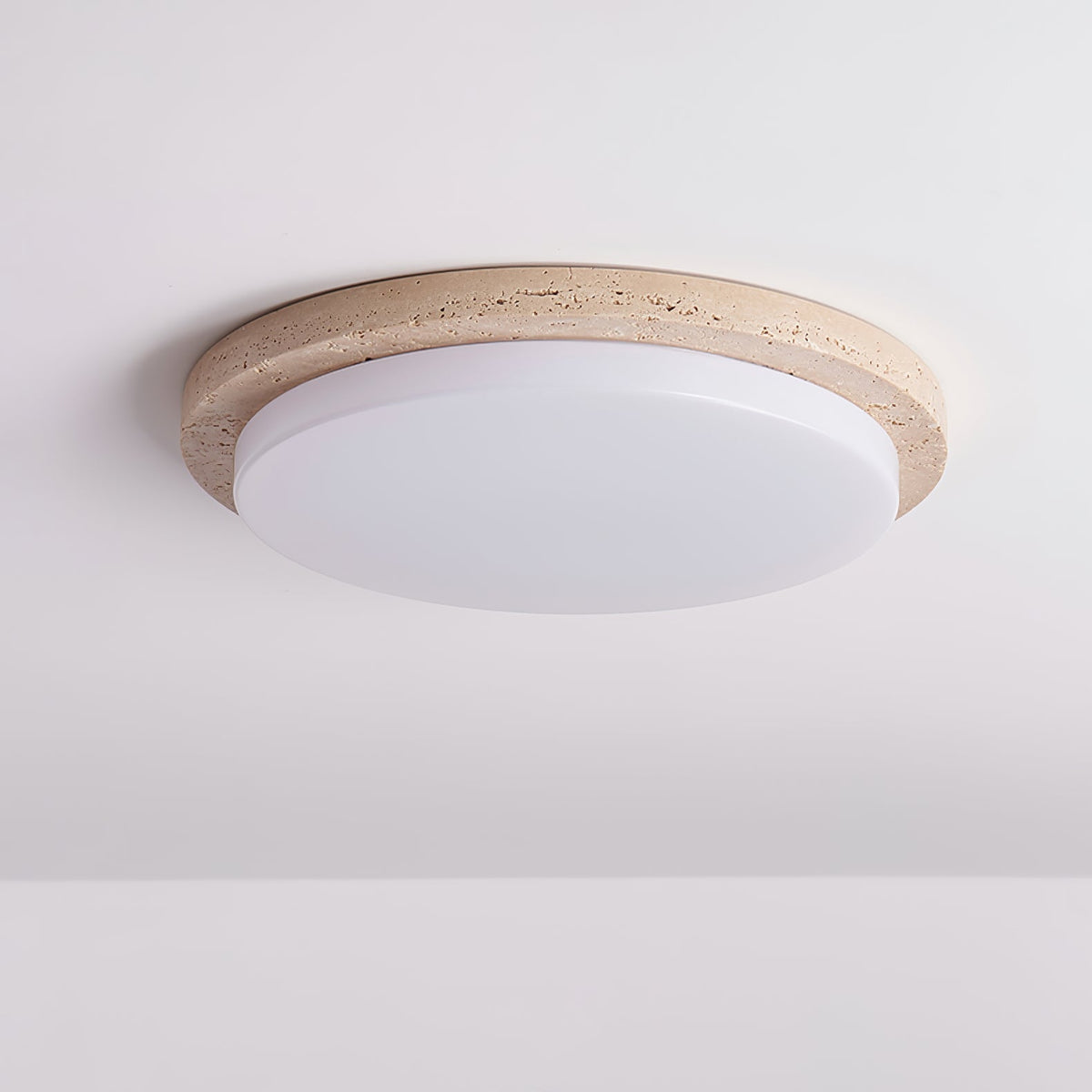 Tavisella loftslampe i travertin med glat kant
