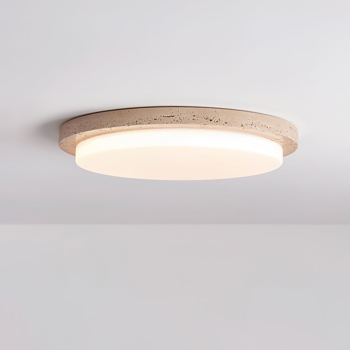 Tavisella loftslampe i travertin med glat kant