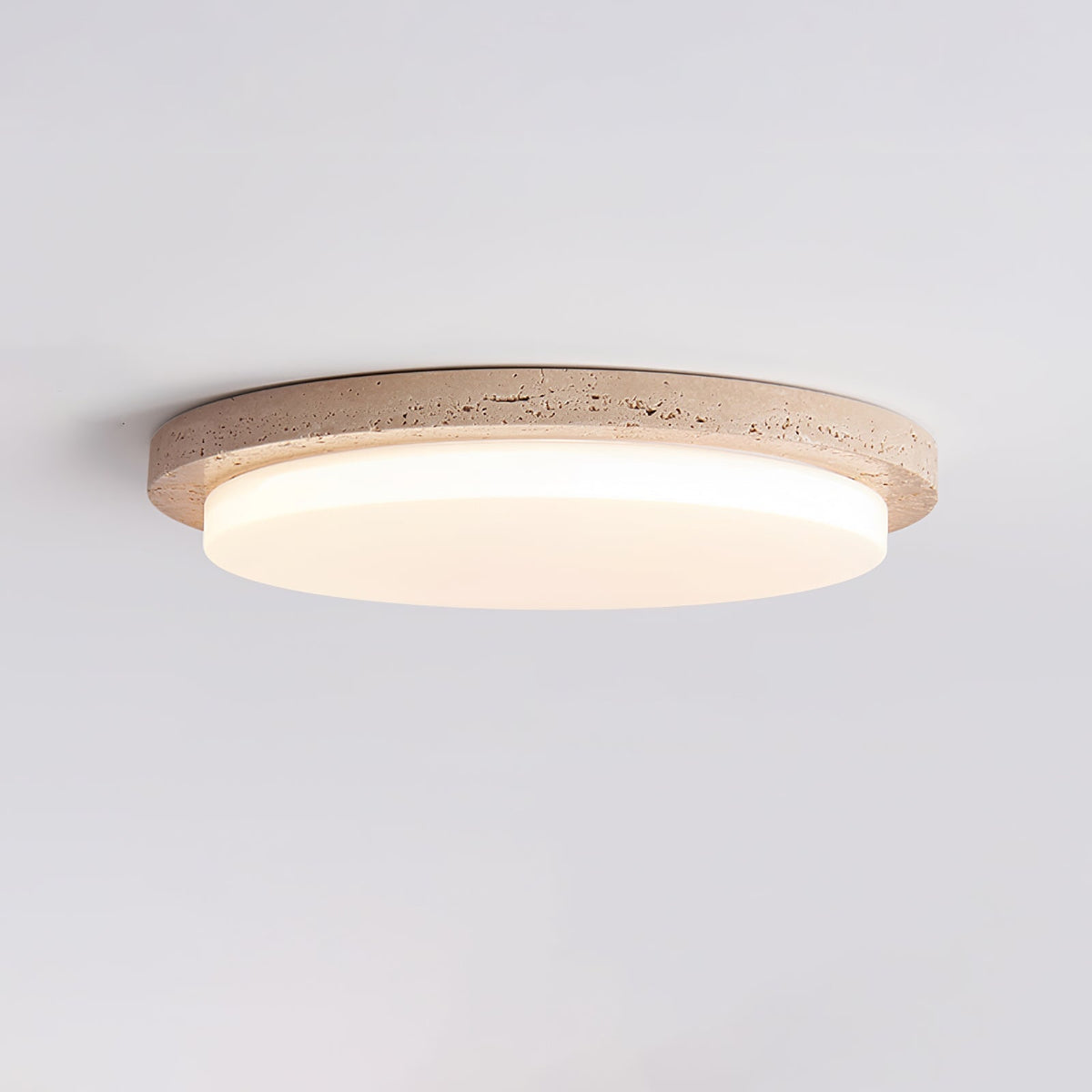 Tavisella loftslampe i travertin med glat kant