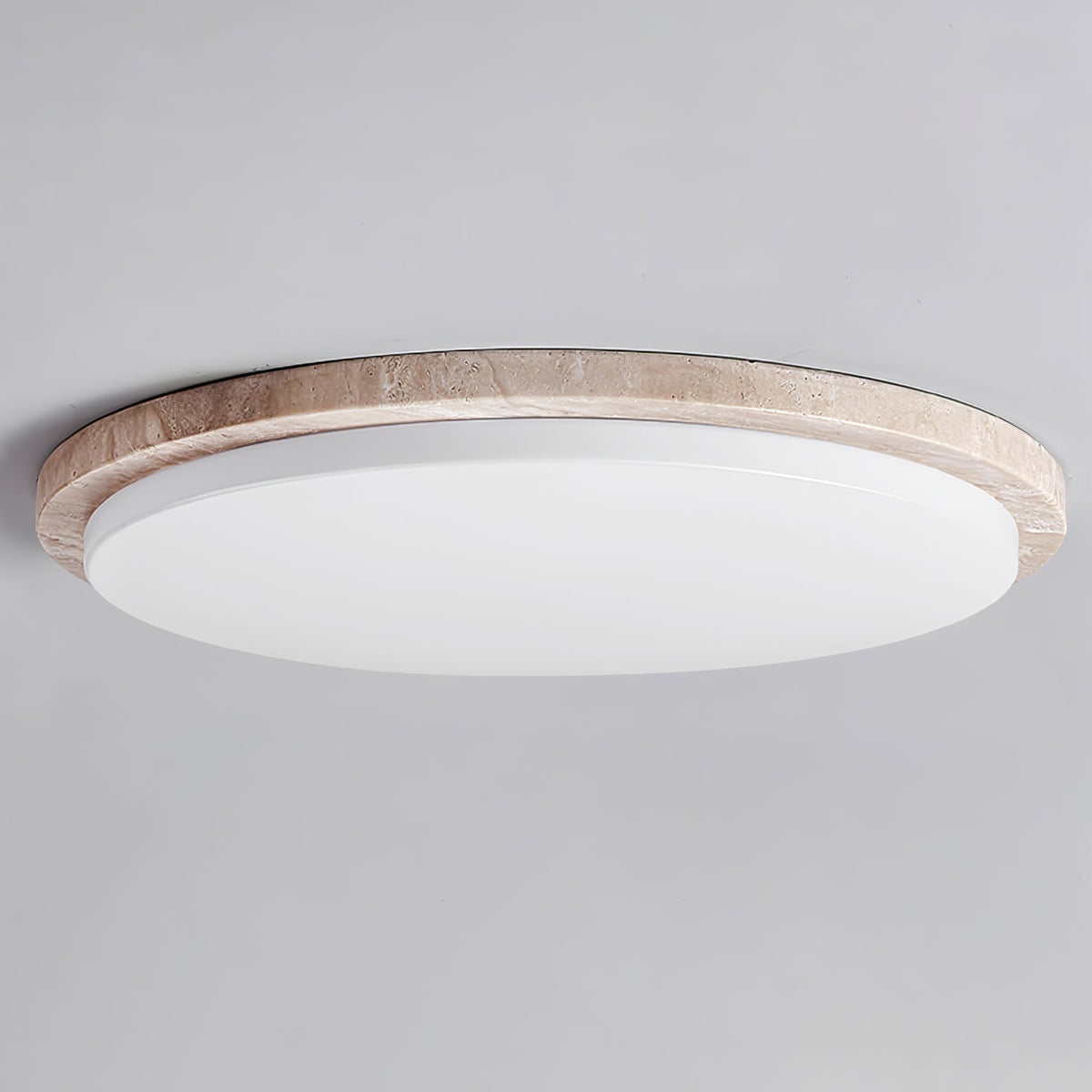 Tavisella loftslampe i travertin med glat kant