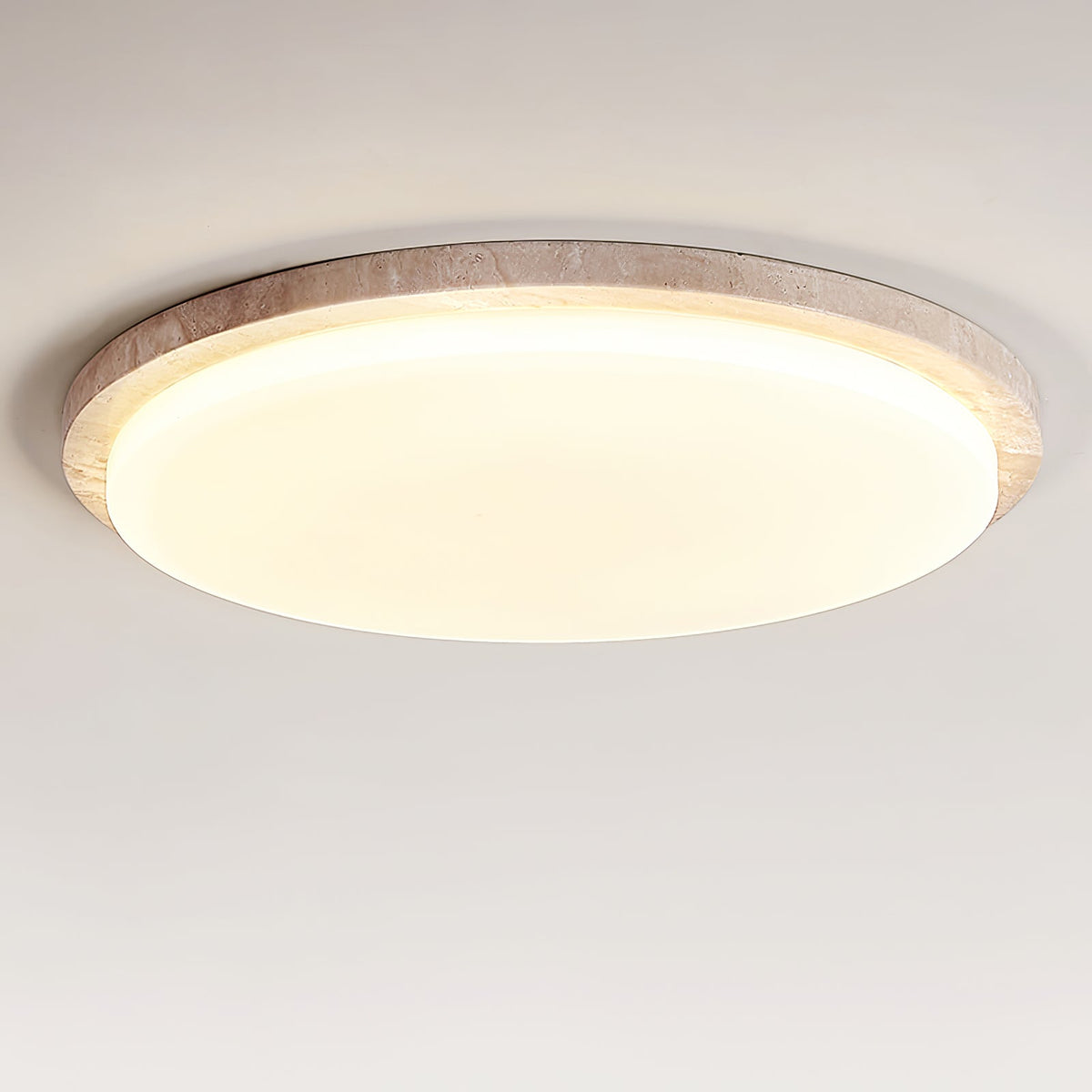 Tavisella loftslampe i travertin med glat kant