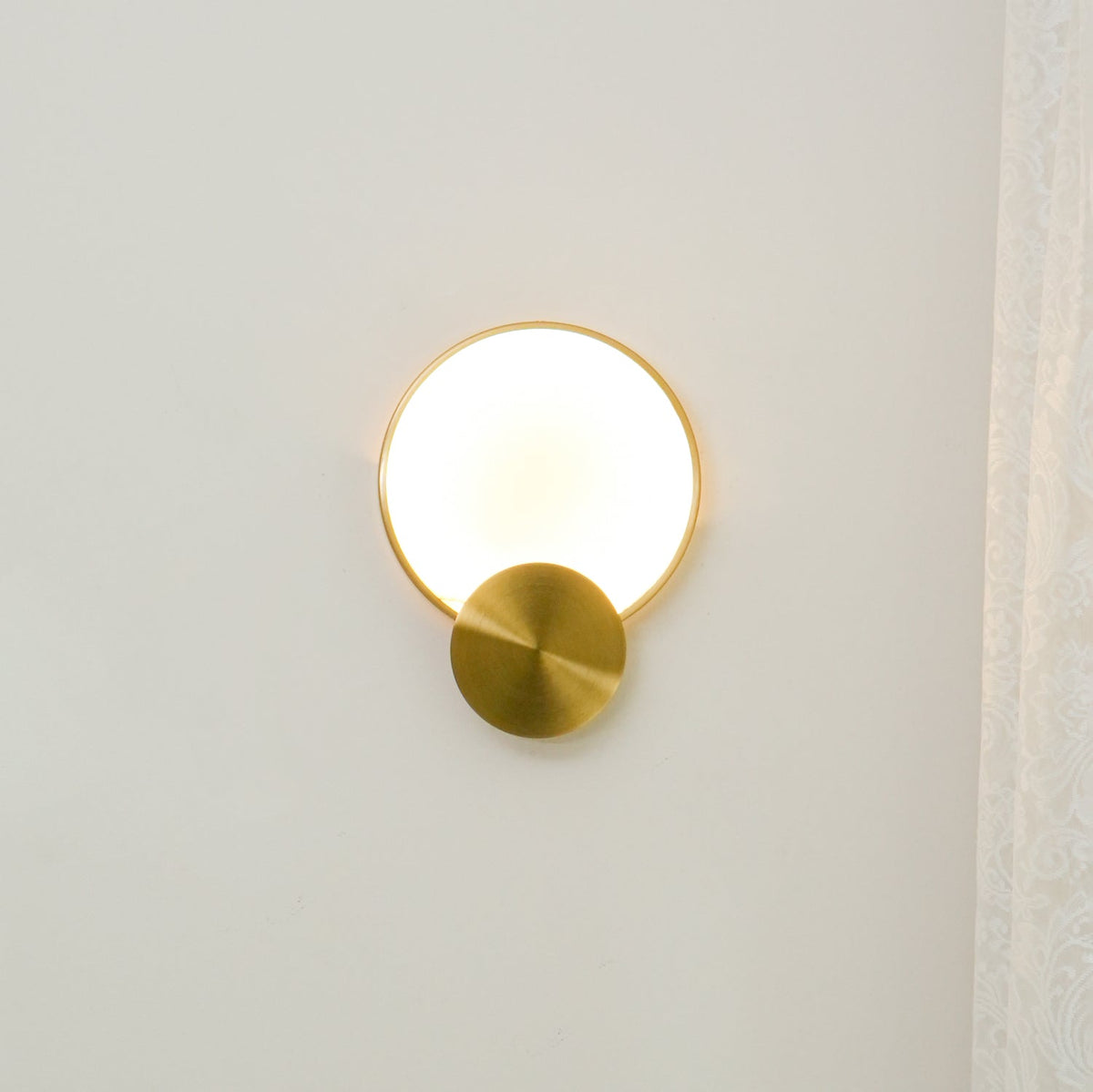 Myvelarae rund vägglampa i alabaster