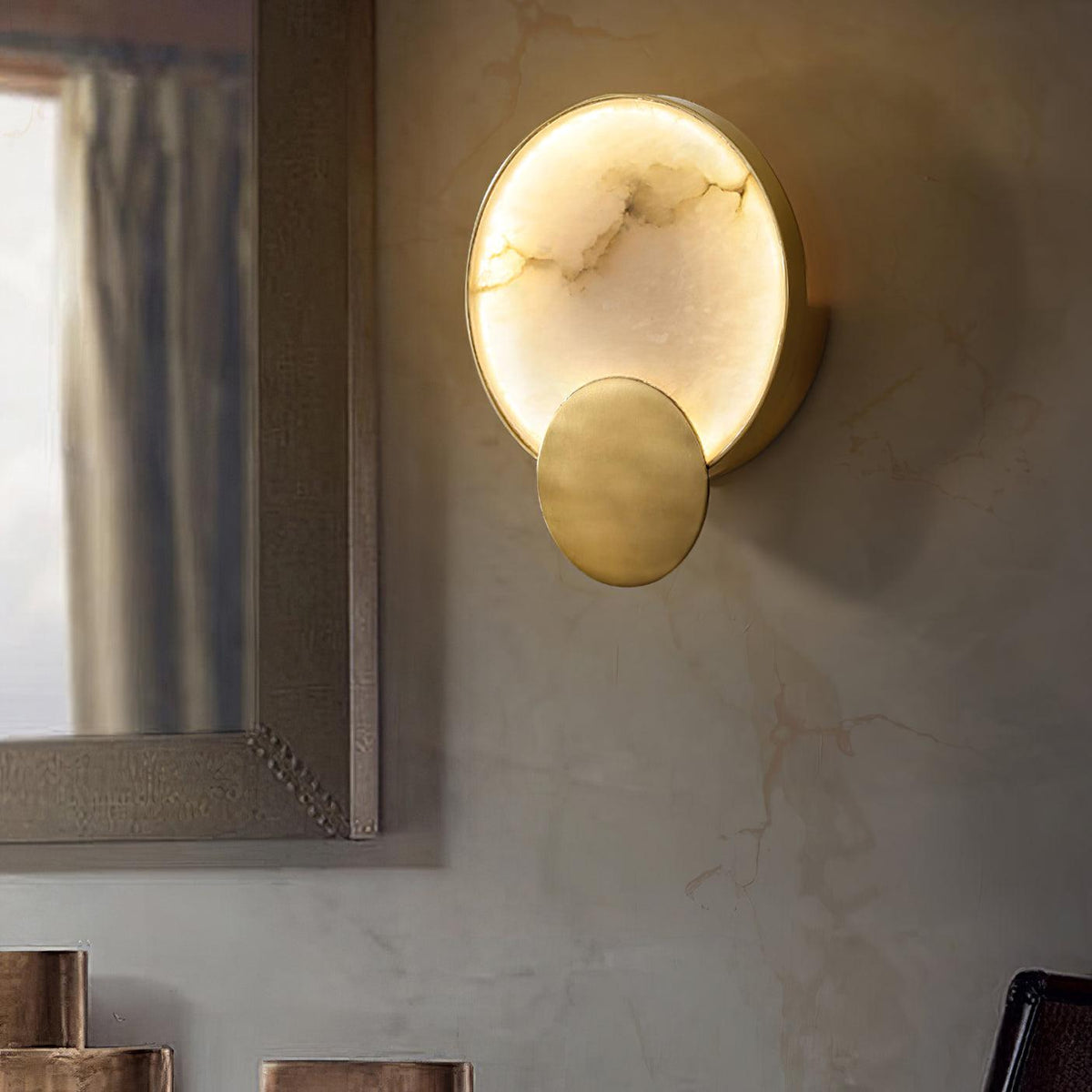 Myvelarae rund vägglampa i alabaster