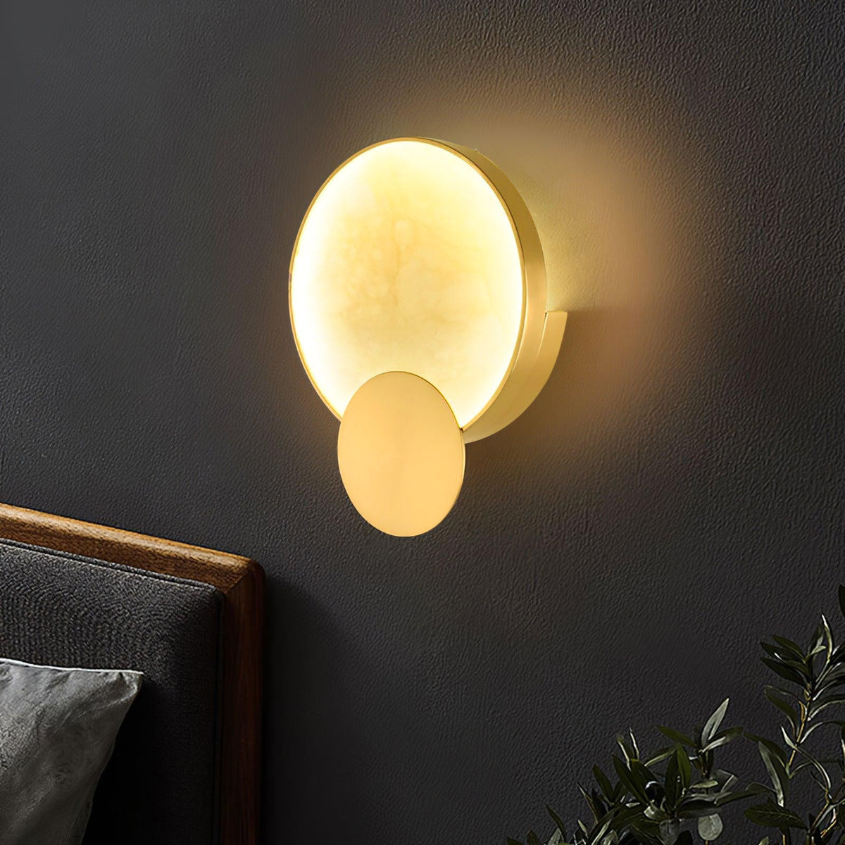 Myvelarae rund vägglampa i alabaster