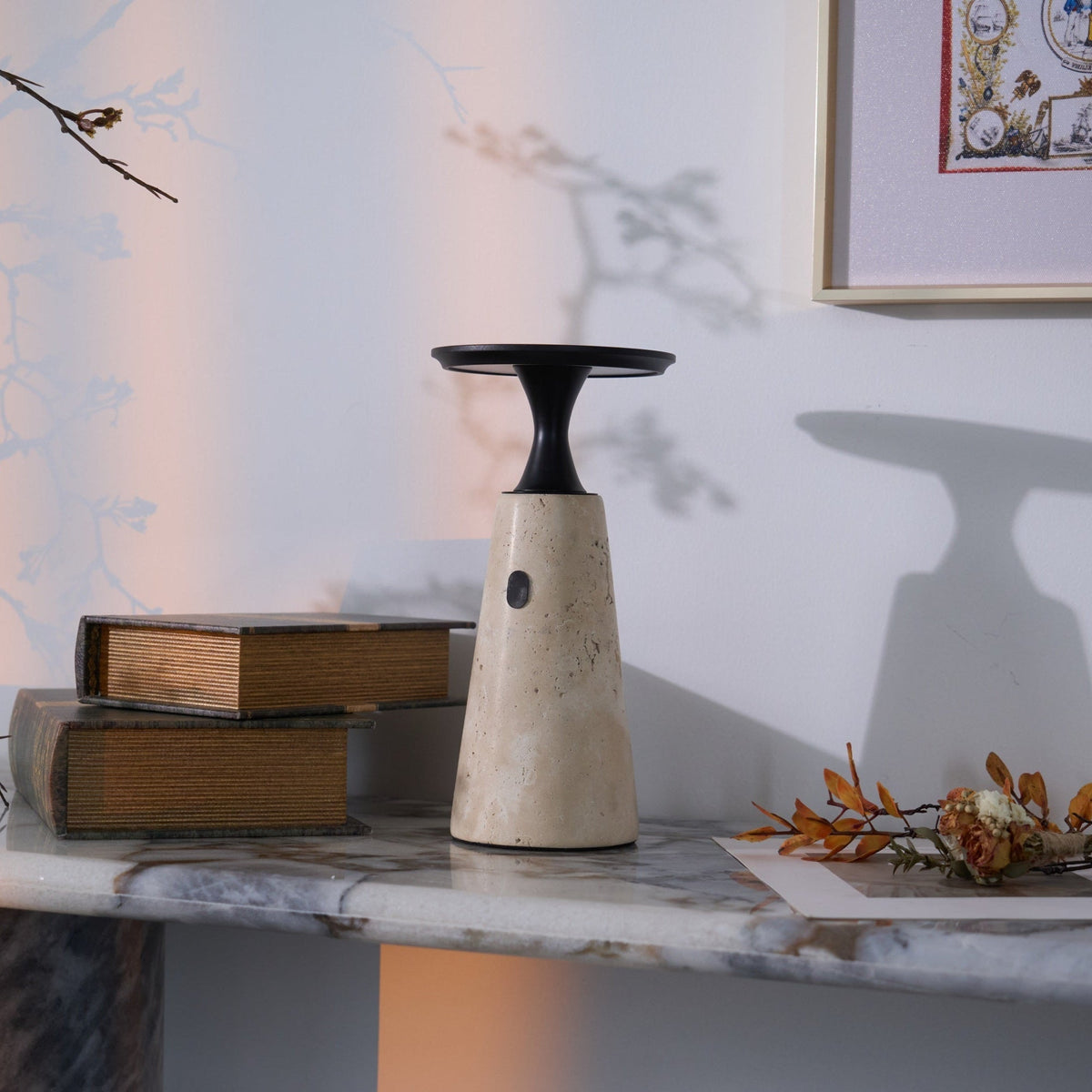 Vespera skulptural bordslampa i travertin