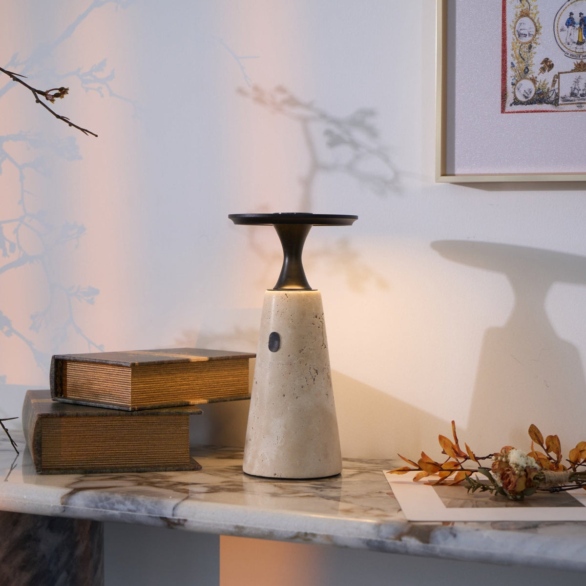Vespera skulptural bordslampa i travertin