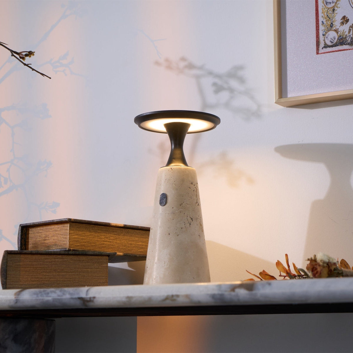 Vespera skulptural bordslampa i travertin
