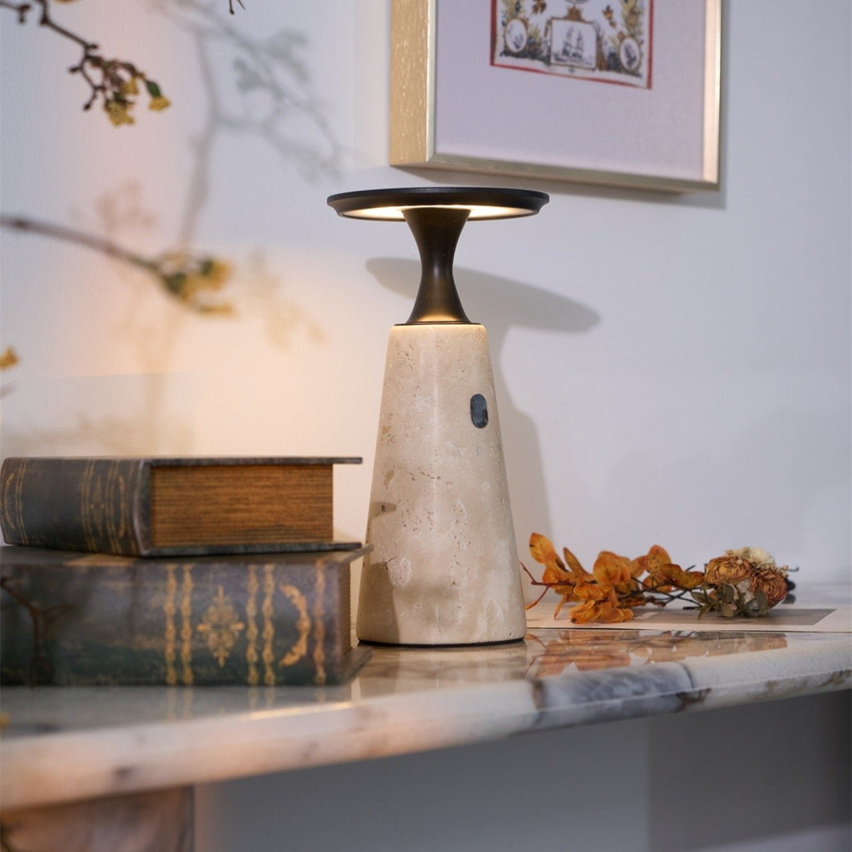 Vespera skulptural bordslampa i travertin
