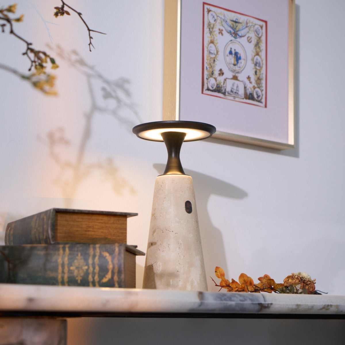 Vespera skulptural bordslampa i travertin