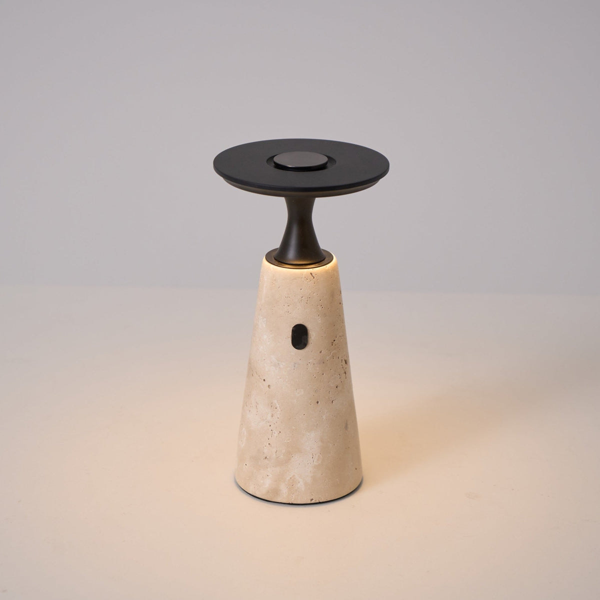 Vespera skulptural bordslampa i travertin