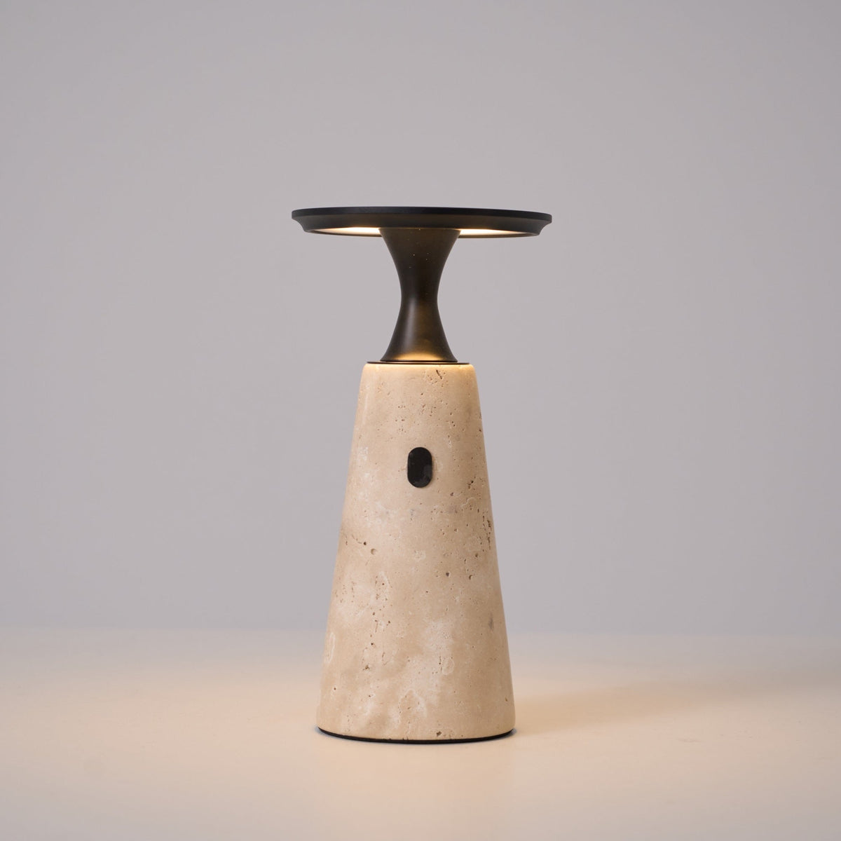 Vespera skulptural bordslampa i travertin